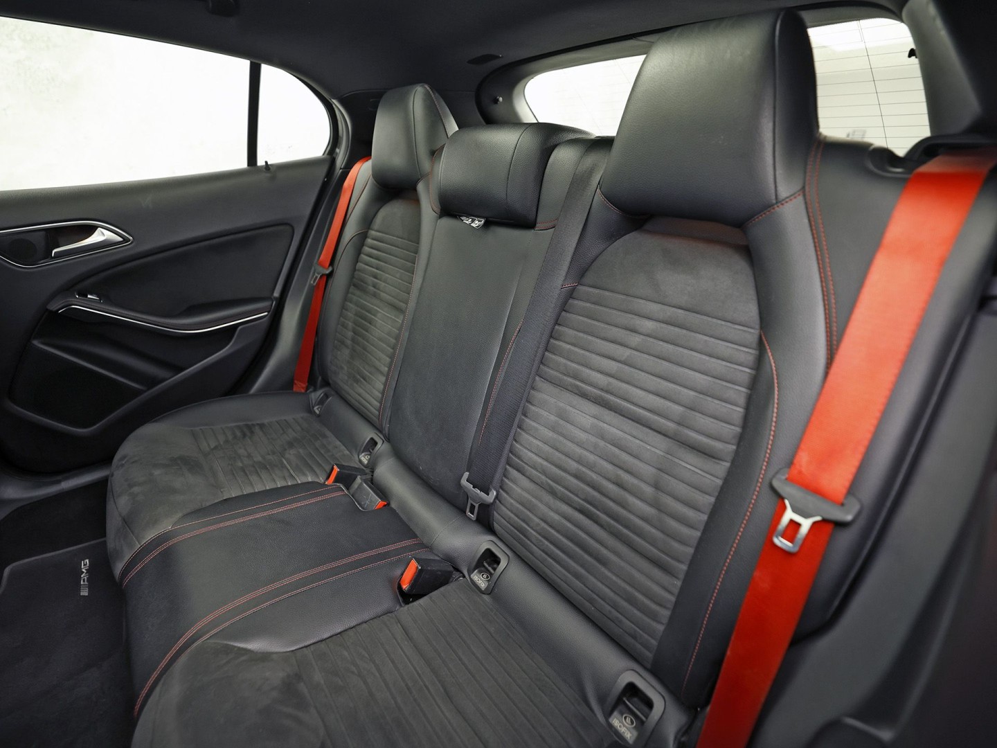 Mercedes-Benz GLA AMG 45 4MATIC Automaat 360Pk (PANORAMAKDAK, NAVIGATIE, MEMORY SEATS, KUIPSTOELEN, STOELVERWARMING, SPOILER, NIEUWE APK, NIEUWSTAAT)
