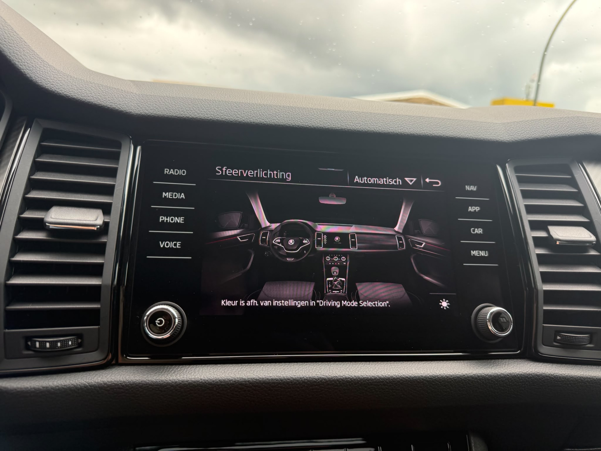 ŠKODA Kodiaq 1.5 TSI Sportline Business | 1E EIGENAAR | 3/6/12 MND GARANTIE | AUTOMAAT | PANO | LED | DAB | MEMORY | CARPLAY | DIGITAAL COCKPIT | TREKHAAK |