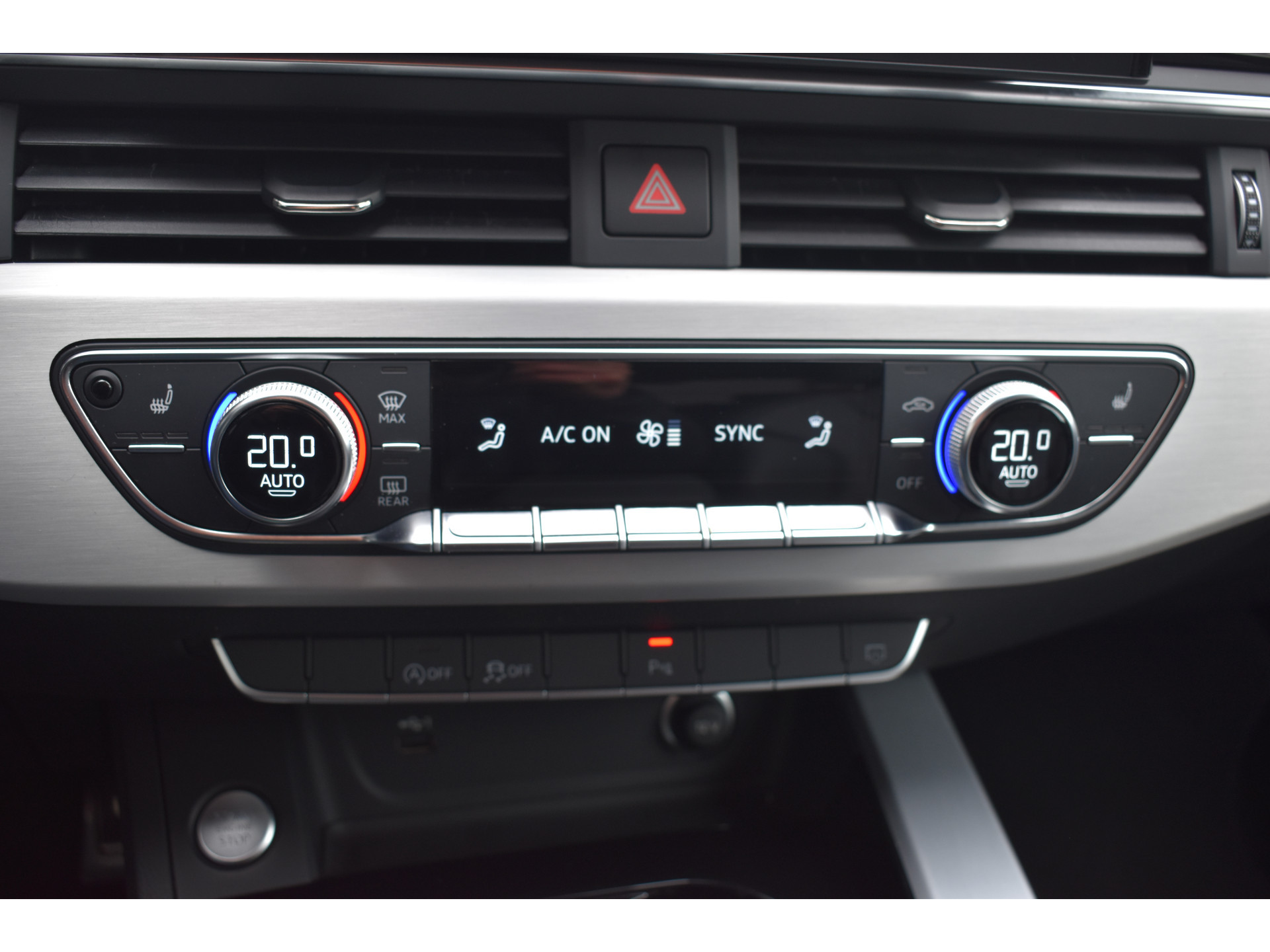 Audi A4 Limousine 35 TFSI S-line 2.0 Mild Hybrid S-line black-line Automaat Leder interieur