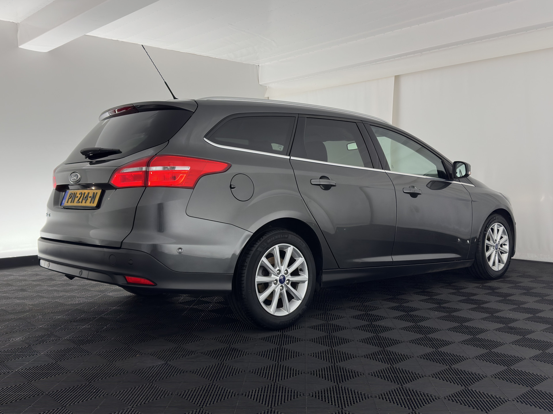 Ford Focus Wagon 1.5 TDCI Titanium Lease Edition (INCL-BTW) Aut. *NAVI-FULLMAP | HEATED-COMFORTSEATS | KEYLESS | PRIVACY-GLASS | ECC | SYNC-AUDIO | PDC | CRUISE | 16''ALU*