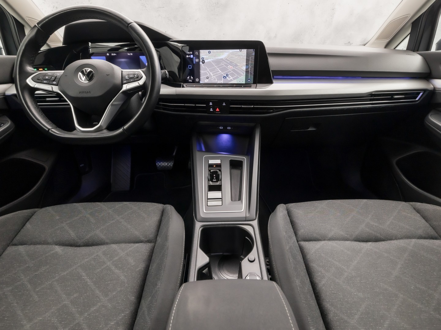 Volkswagen Golf 1.5 TSI Sport 150Pk Automaat (APPLE CARPLAY, GROOT NAVI, STUUR/STOELVERWARMING, SPORTSTOELEN, GETINT GLAS, SFEERVERLICHTING, KEYLESS, NIEUWSTAAT)