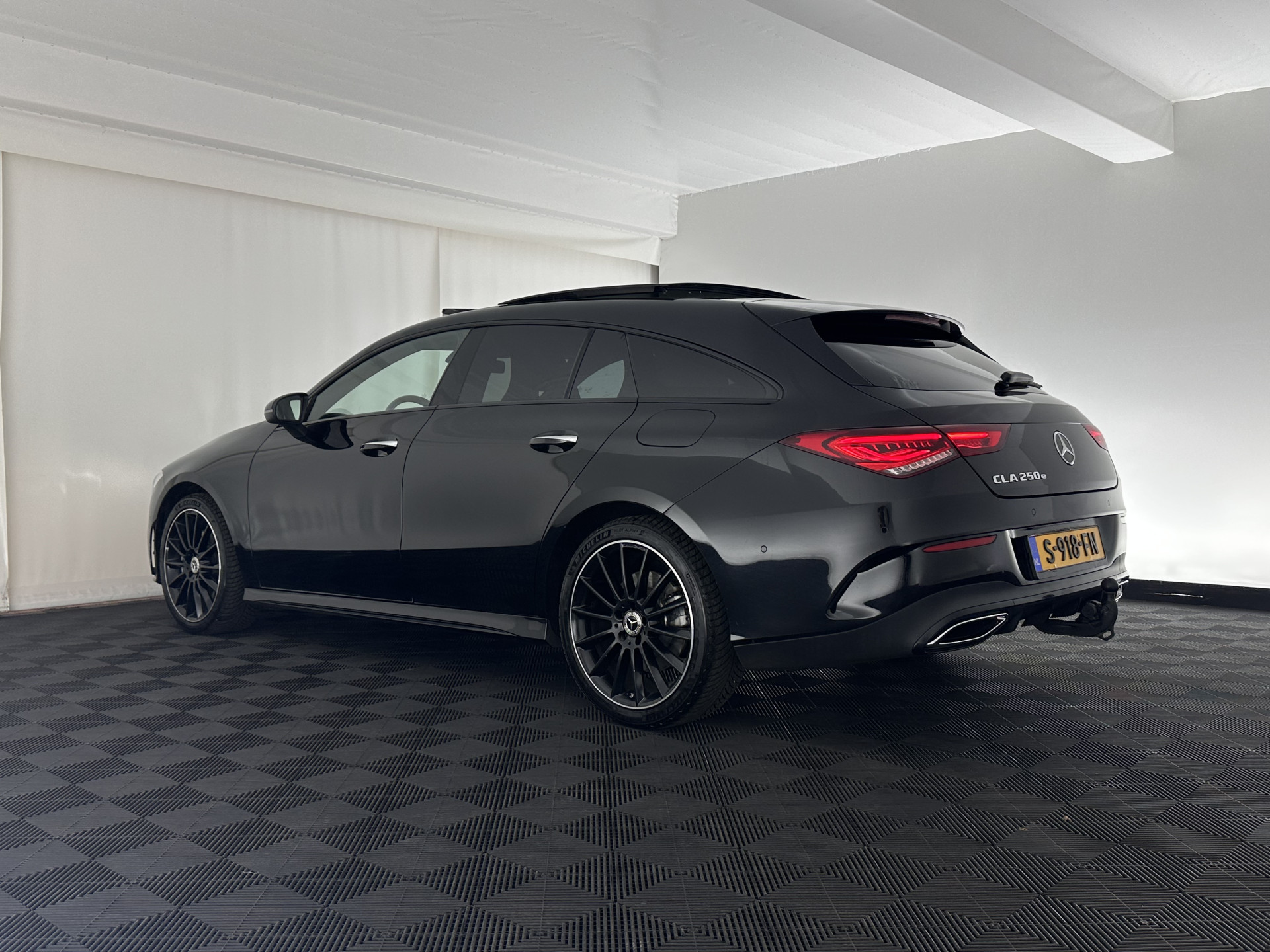 Mercedes-Benz CLA-klasse Shooting Brake 250 e AMG Line ( Plug-in ) (INCL.BTW) *PANO | LEATHER-MICROFIBRE | MULTIBEAM-LED | AMBIENT-LIGT | BLIND-SPOT | HEATED-SPORTSEATS | WIDE-SCREEN-DIGICOCKPIT | DAB+ | NAVI-FULLMAP | CAMERA | PRIVACY-GLASS | TOWBAR | 19