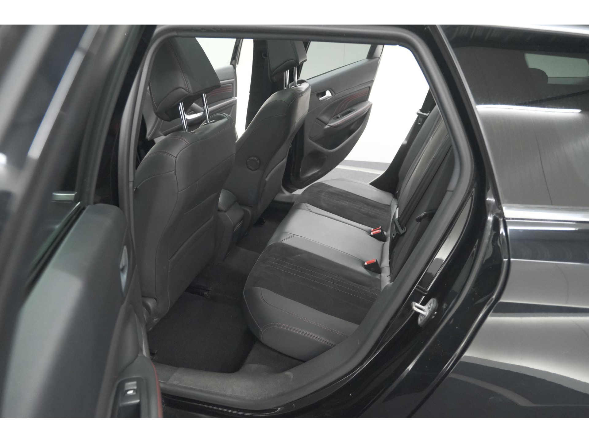 Peugeot 308 SW PureTech 130 GT-line | Trekhaak | Panoramadak | Camera | Alcantara Bekleding | Dodehoekdetectie