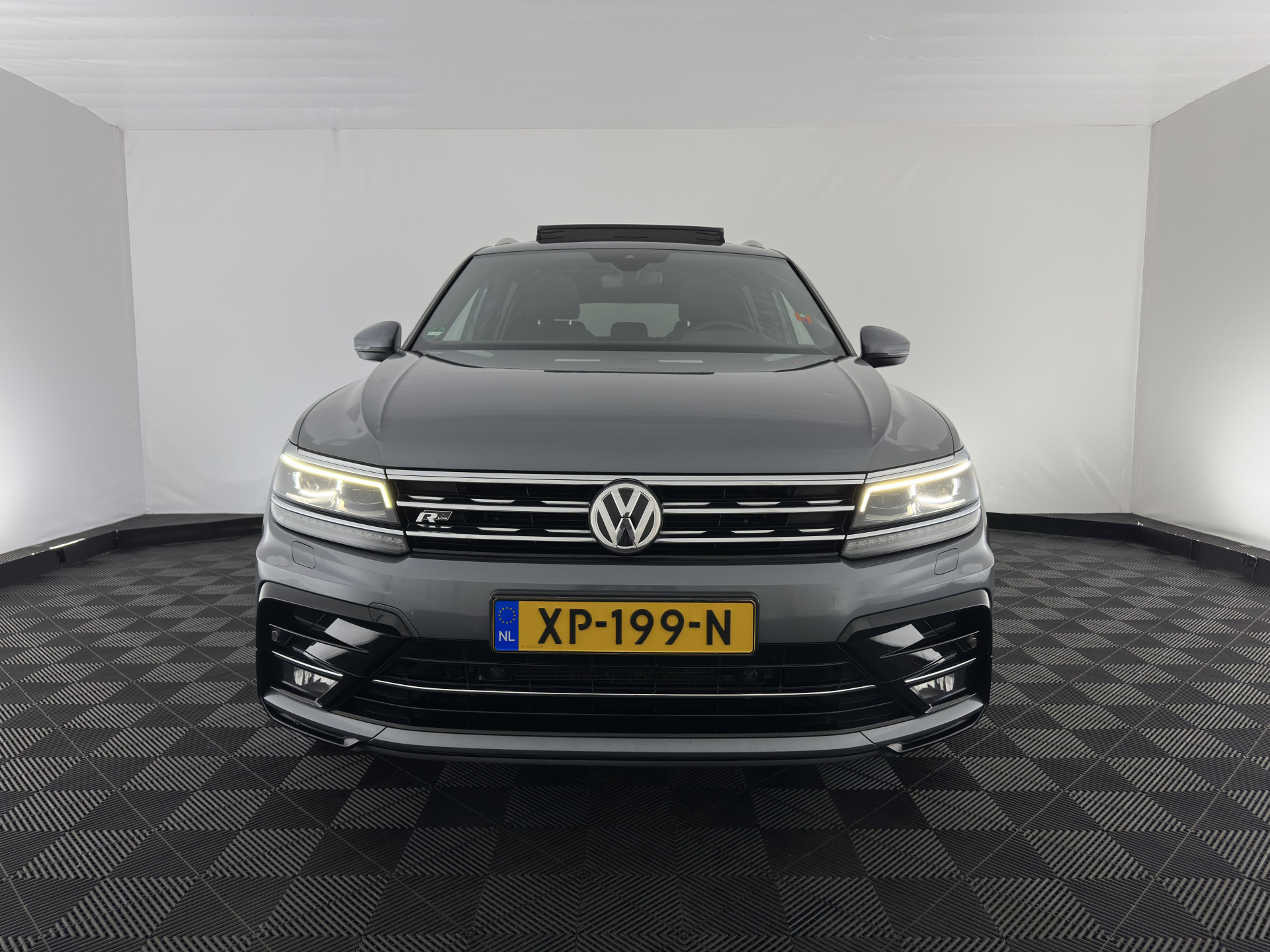 Volkswagen Tiguan Allspace 1.5 TSI R-line Highline Business (7-Pers.) (INCL-BTW) Aut * PANO | NAVI-FULLMAP | XENON | ALCANTARA | HEATED-ERGONOMIC-SPORTSEATS | KEYLESS | PRIVACY-GLASS | CAMERA | DAB | DIGI-COCKPIT | PDC | TOWBAR | ECC | 19"ALU*