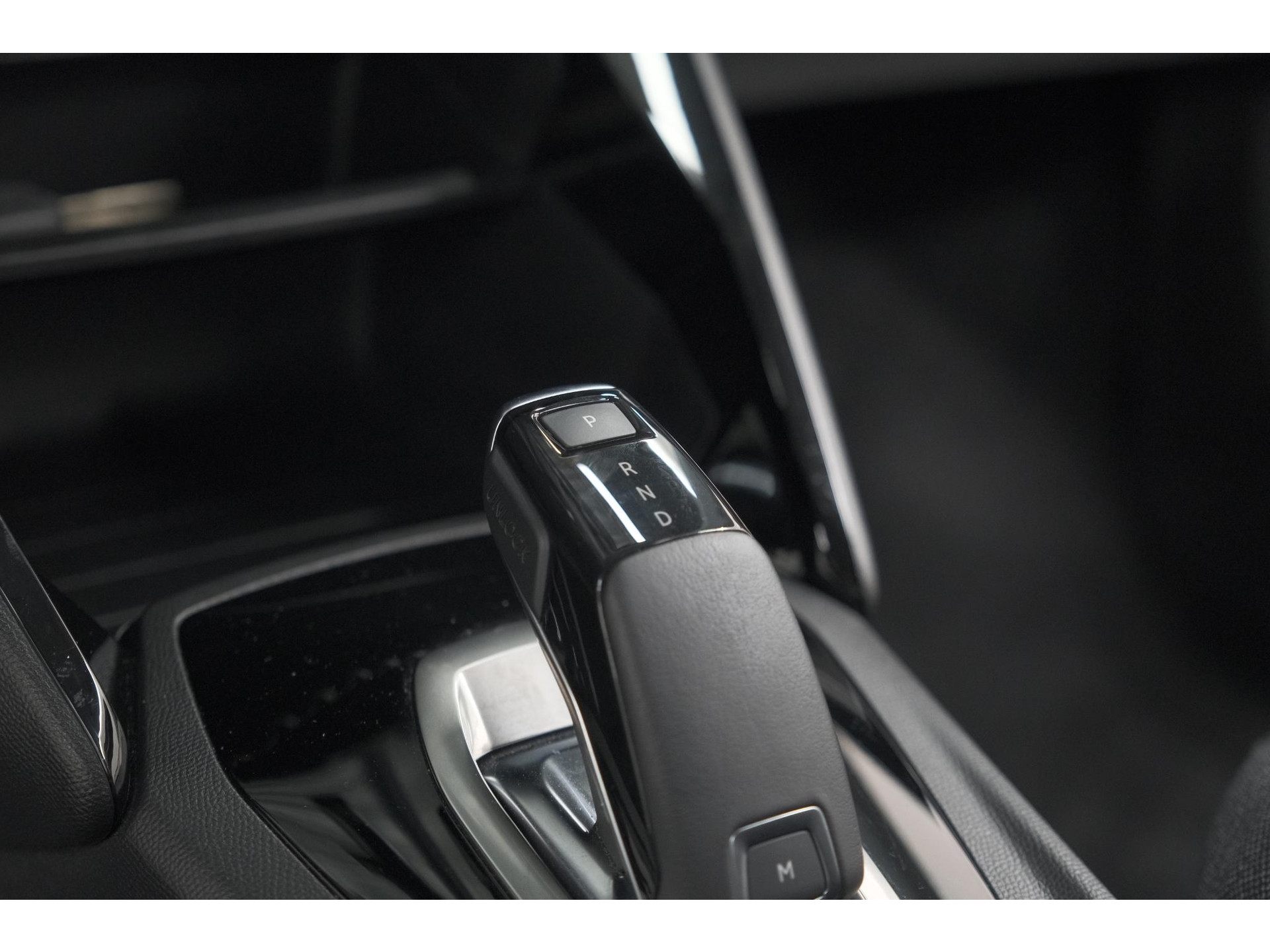 Peugeot 2008 PureTech 130 EAT8 Active | Parkeersensoren | Navigatie | Apple Carplay