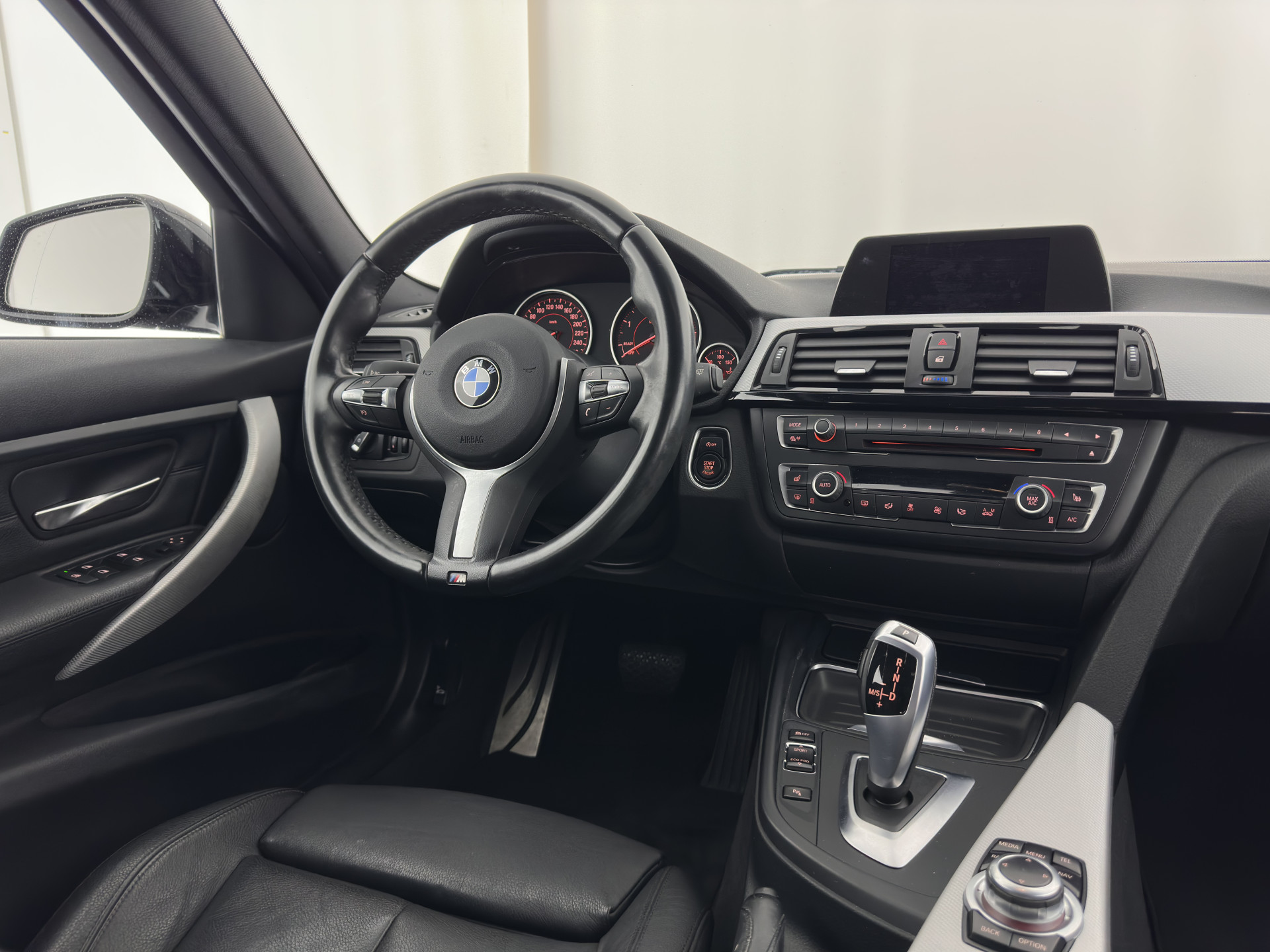 BMW 3-serie Touring 318d High Executive M-Sportpack Aut. *FULL-LEATHER | HEATED-SPORTSEATS | NAVI-FULLMAP | ECC | PDC | CRUISE | 18''ALU*