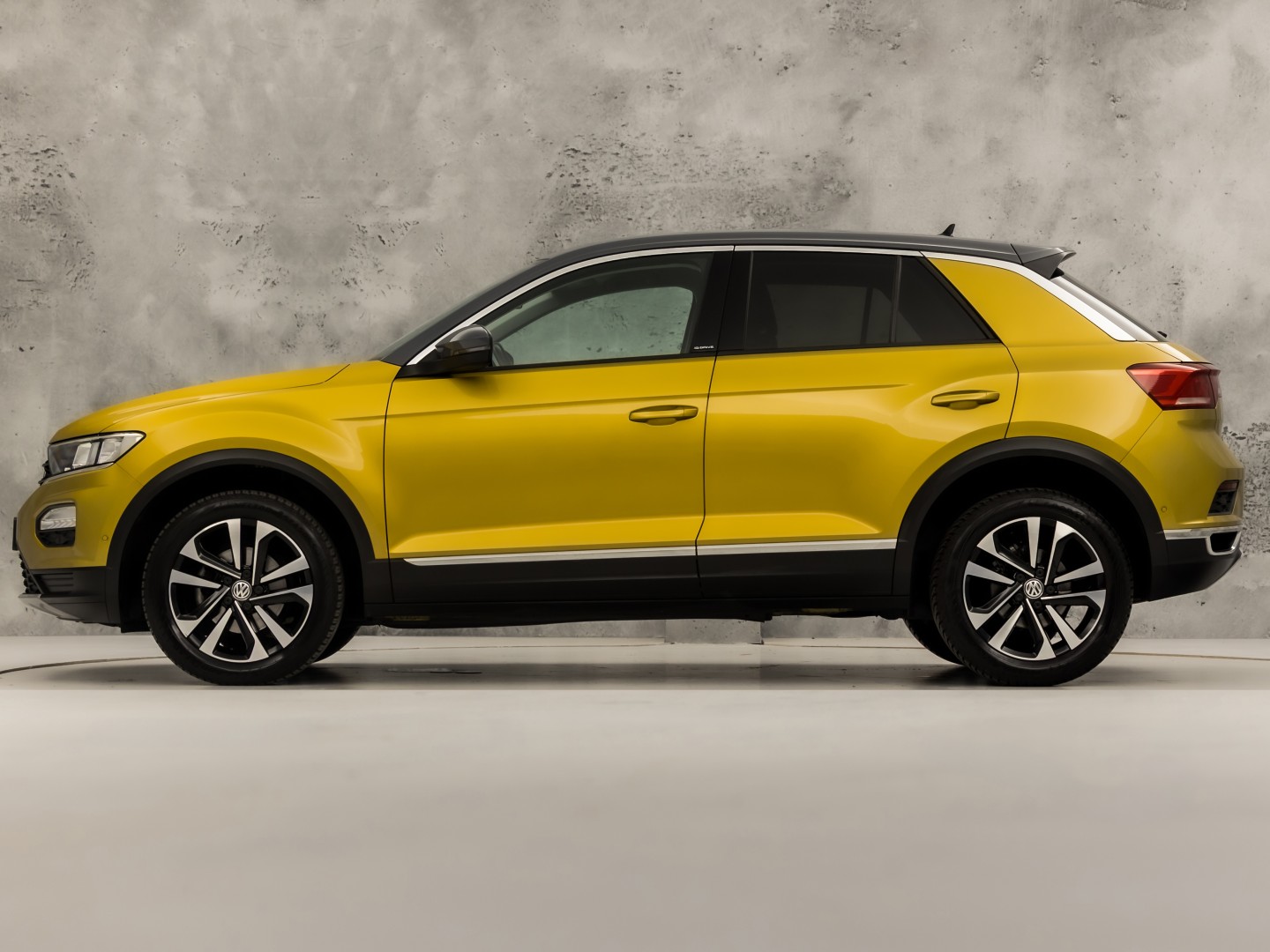 Volkswagen T-Roc 1.0 TSI Sport (APPLE CARPLAY, GROOT NAVI, STOELVERWARMING, GETINT GLAS, SPORTSTOELEN, ADAPTIVE CRUISE, PARKEERSENSOREN, NIEUWSTAAT)