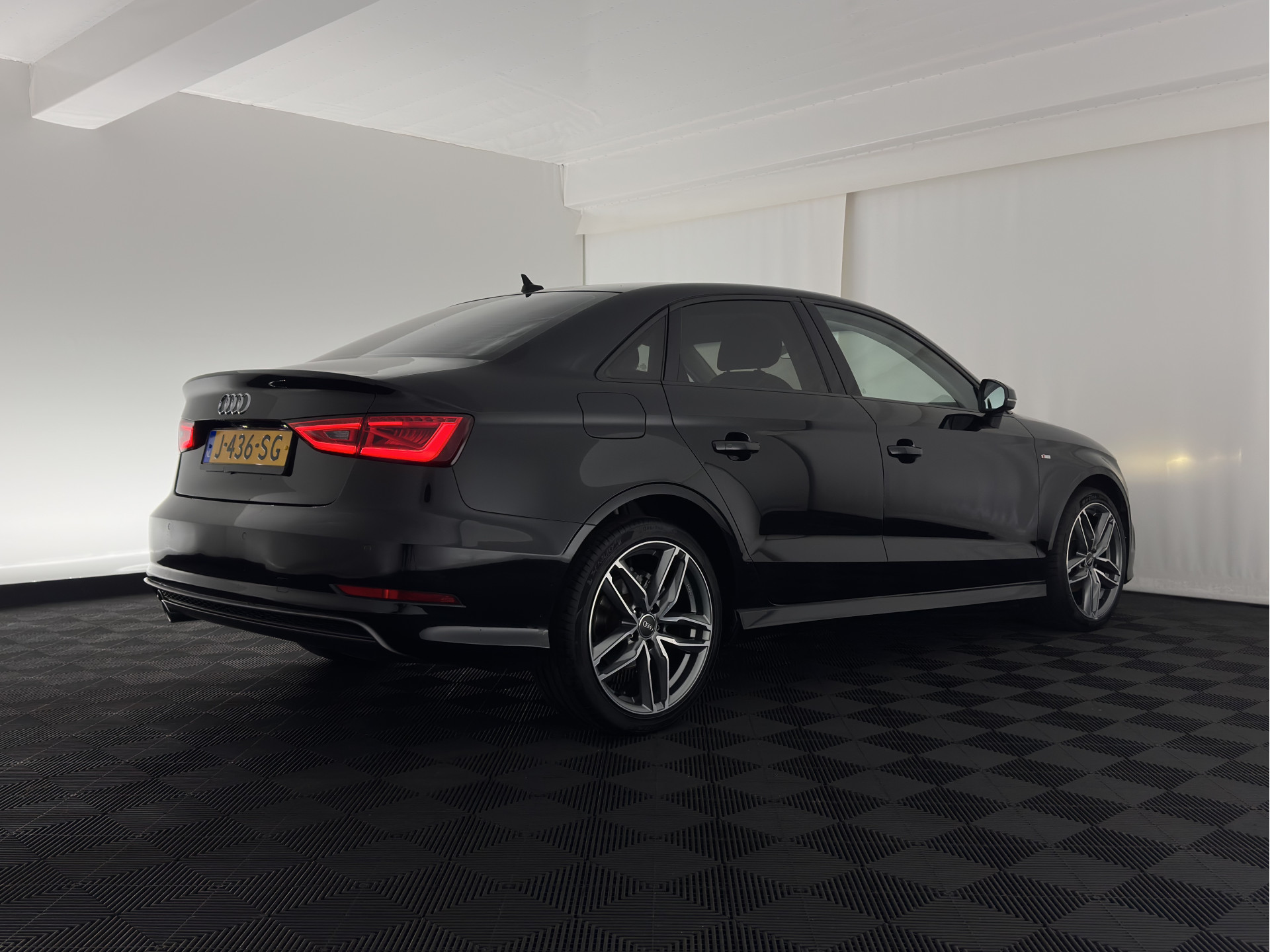 Audi A3 Limousine 1.6 TDI S-Line Ambition Sport Edition *XENON | NAVI-FULLMAP | COMFORT-SEATS | PRIVACY-GLASS | ECC | PDC | CRUISE | 18''ALU*