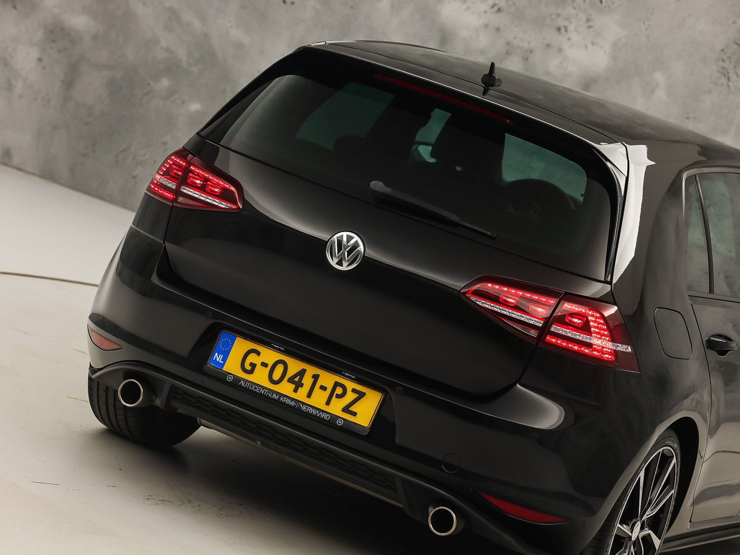 Volkswagen Golf 2.0 TSI GTI 220Pk Automaat (NAVIGATIE, CLIMATE, LEDER, STOELVERWARMING, SPORTSTOELEN, GETINT GLAS, XENON, NIEUWSTAAT)