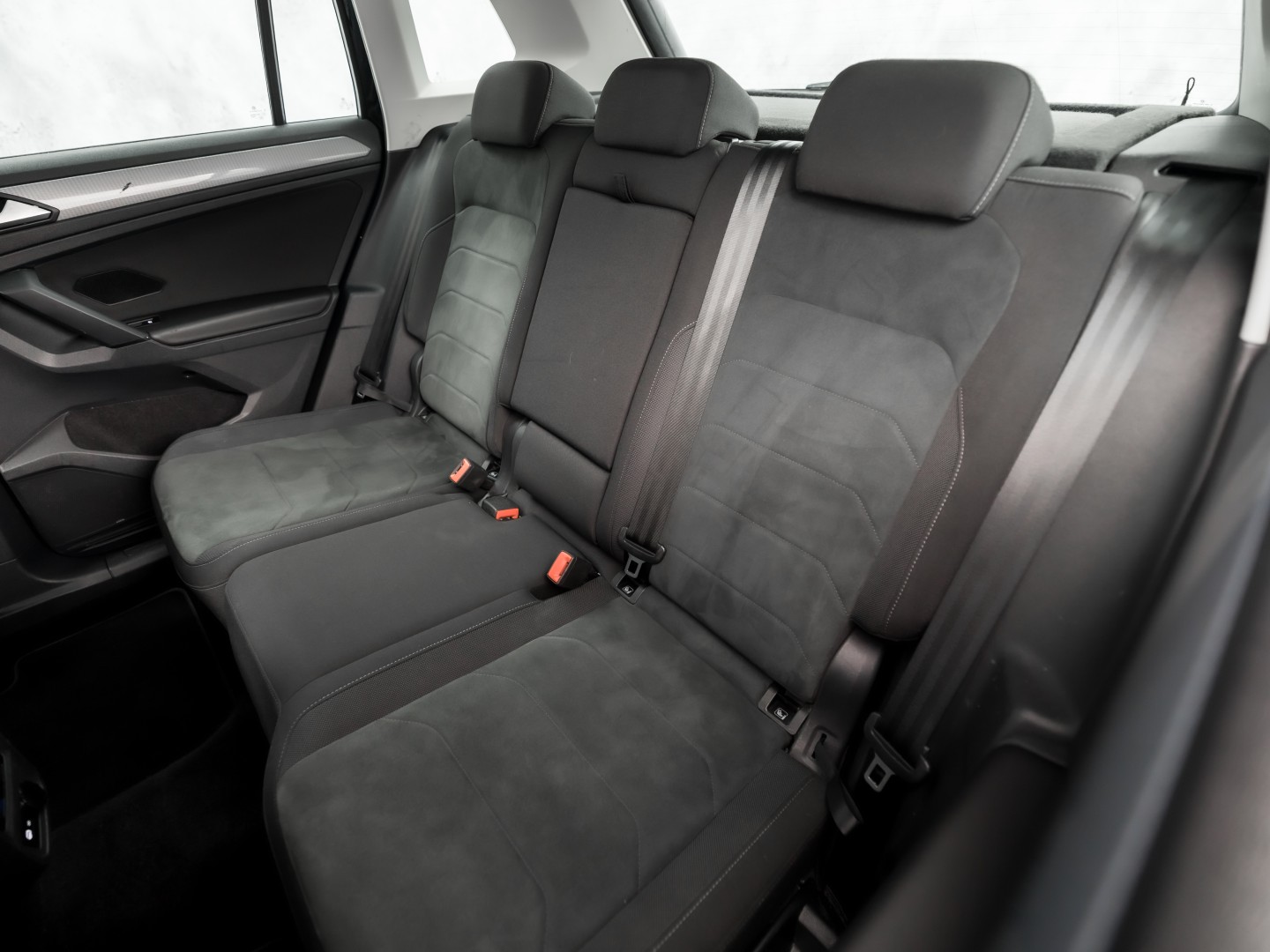 Volkswagen Tiguan 1.5 TSI Life Sport 150Pk Automaat (VIRTUAL COCKPIT, APPLE CARPLAY, CLIMATE, KEYLESS, STOELVERWARMING, SPORTSTOELEN, GETINT GLAS, ELEK ACHTERKLEP, ALCANTARA, NIEUWE APK, NIEUWSTAAT)