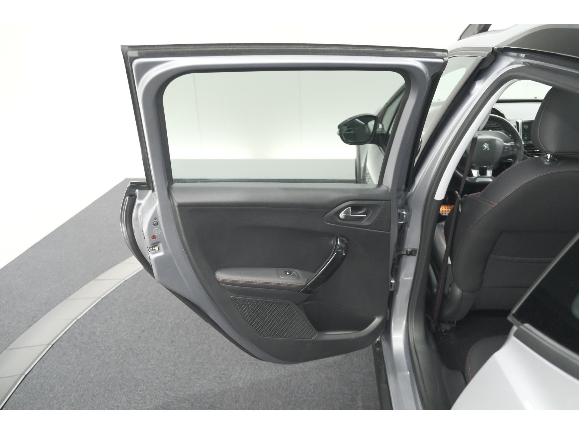 Peugeot 2008 PureTech 110 EAT6 GT | Trekhaak | Camera | Panoramadak | Apple Carplay