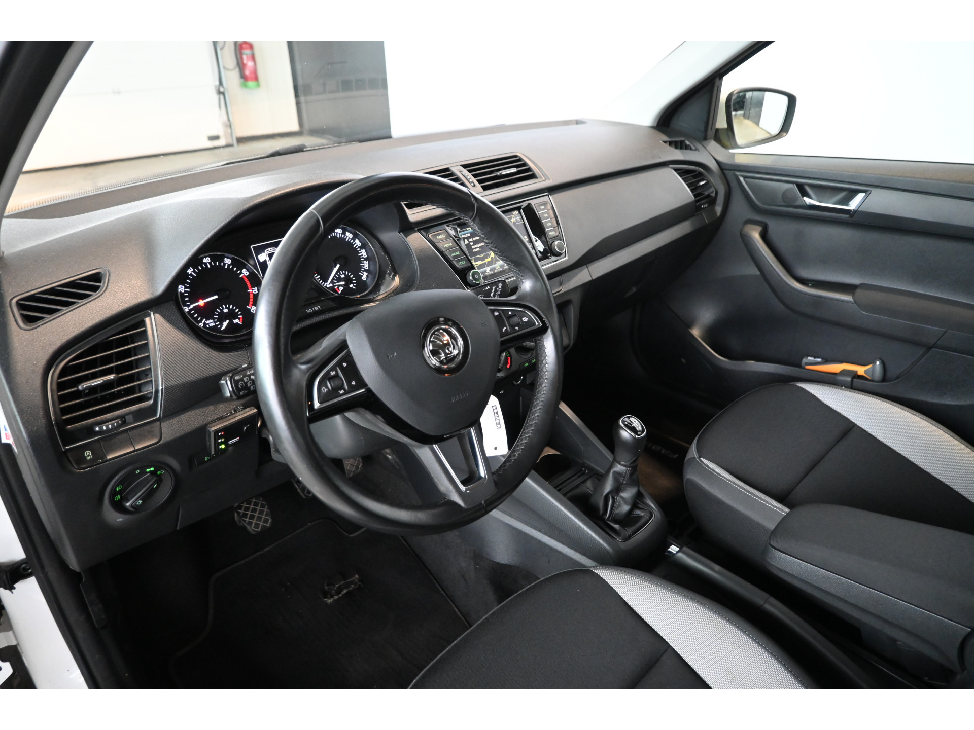 ŠKODA Fabia Combi 1.0 TSI Ambition Business Airco Navigatie Cruise Control Rijklaarprijs Inruil Mogelijk!