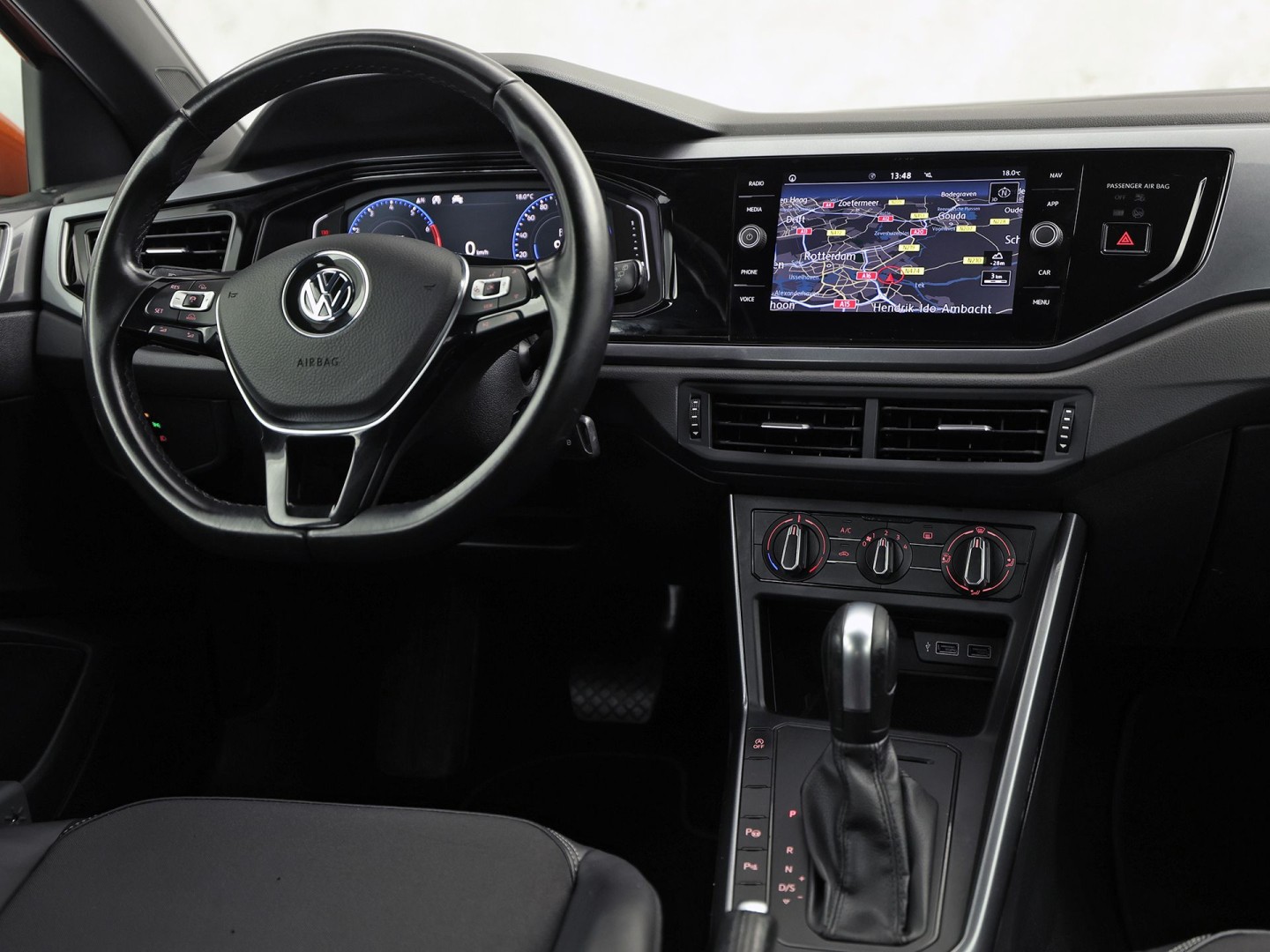 Volkswagen Polo 1.0 TSI Sport Automaat (VIRTUAL COCKPIT, ZWART HEMEL, GROOT NAVI, TREKHAAK, LEDER, SPORTSTOELEN, GETINT GLAS, LM VELGEN, ADAPTIVE CRUISE, NIEUWSTAAT)