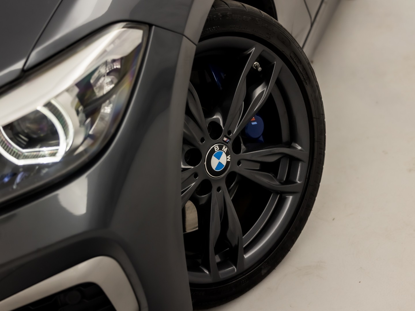 BMW M140i M Sport High Executive 340Pk Automaat (6 CILINDER, M PAKKET, HARMAN/KARDON, ALCANTARA, CAMERA, SPORTSTOELEN, M SPORTREMMEN, NAVIGATIE, STOELVERWARMING, GETINT GLAS, NIEUWSTAAT)