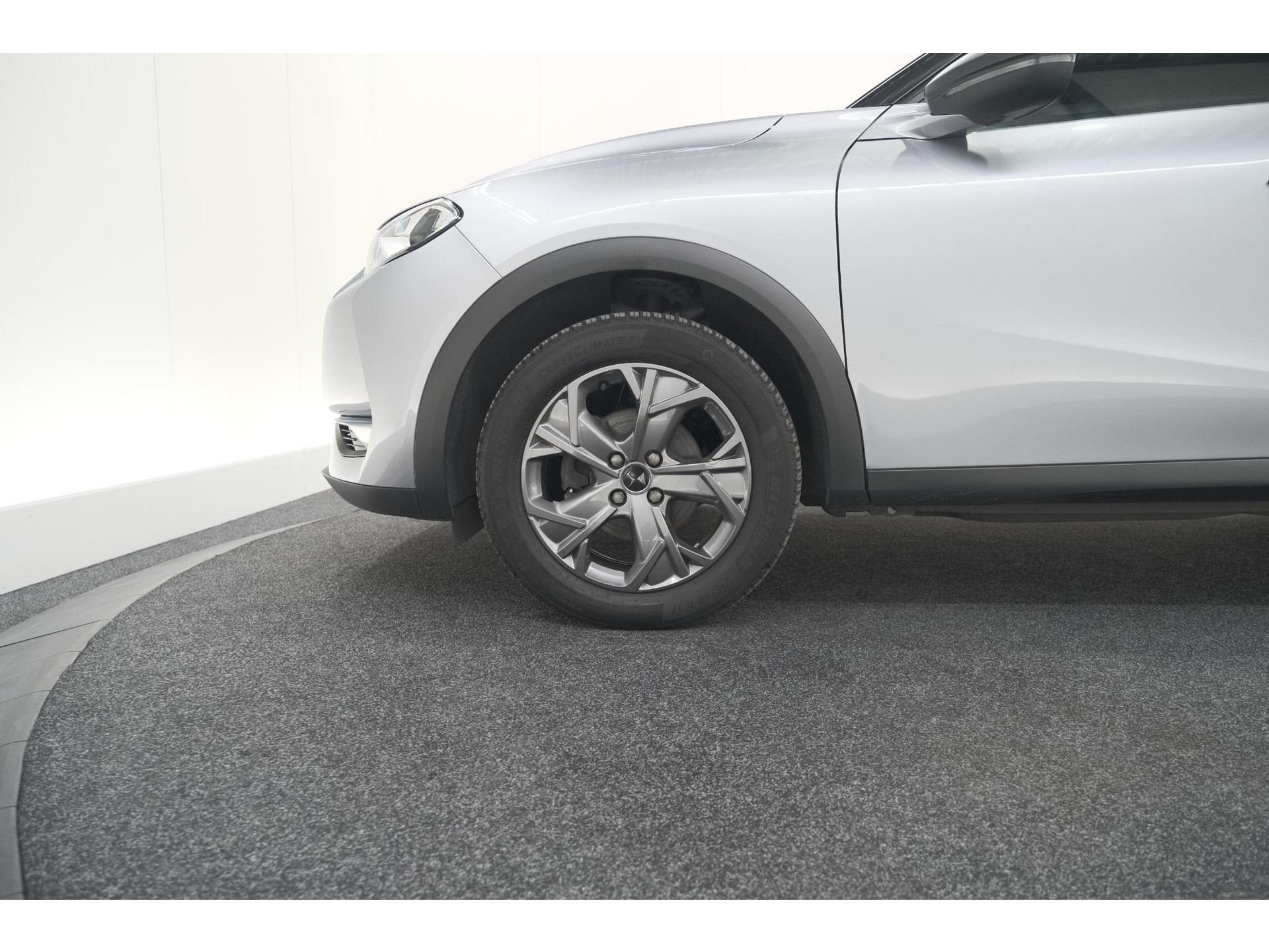 DS 3 Crossback PureTech 100 Montmartre | Parkeersensoren | Apple Carplay | Allseason Banden | Navigatie | Climate Control