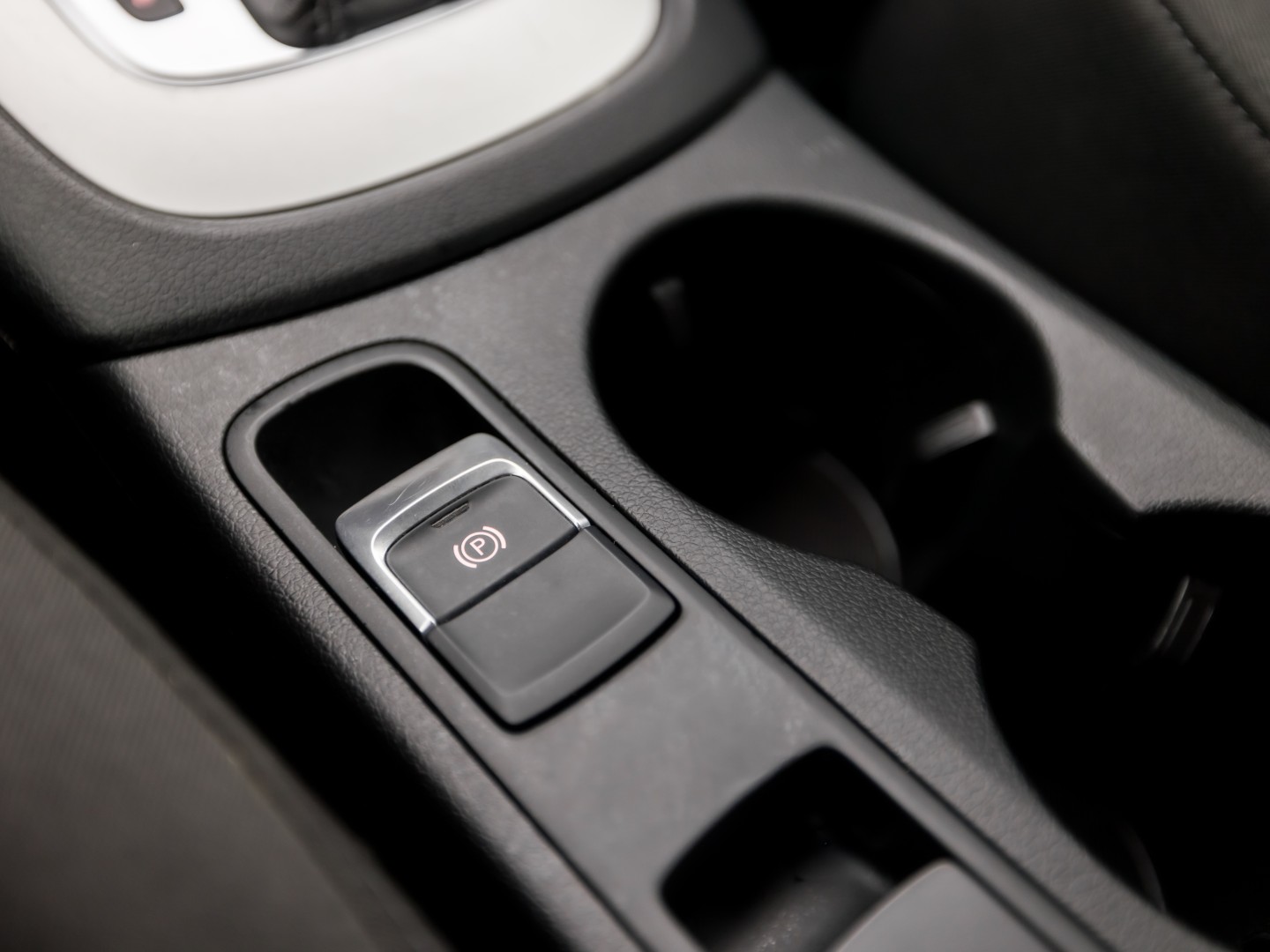 Audi Q3 1.4 TFSI Sport 150Pk Automaat (NAVIGATIE, CLIMATE, STOELVERWARMING, GETINT GLAS, SPORTSTOELEN, BLUETOOTH, NIEUWE APK, NIEUWSTAAT)