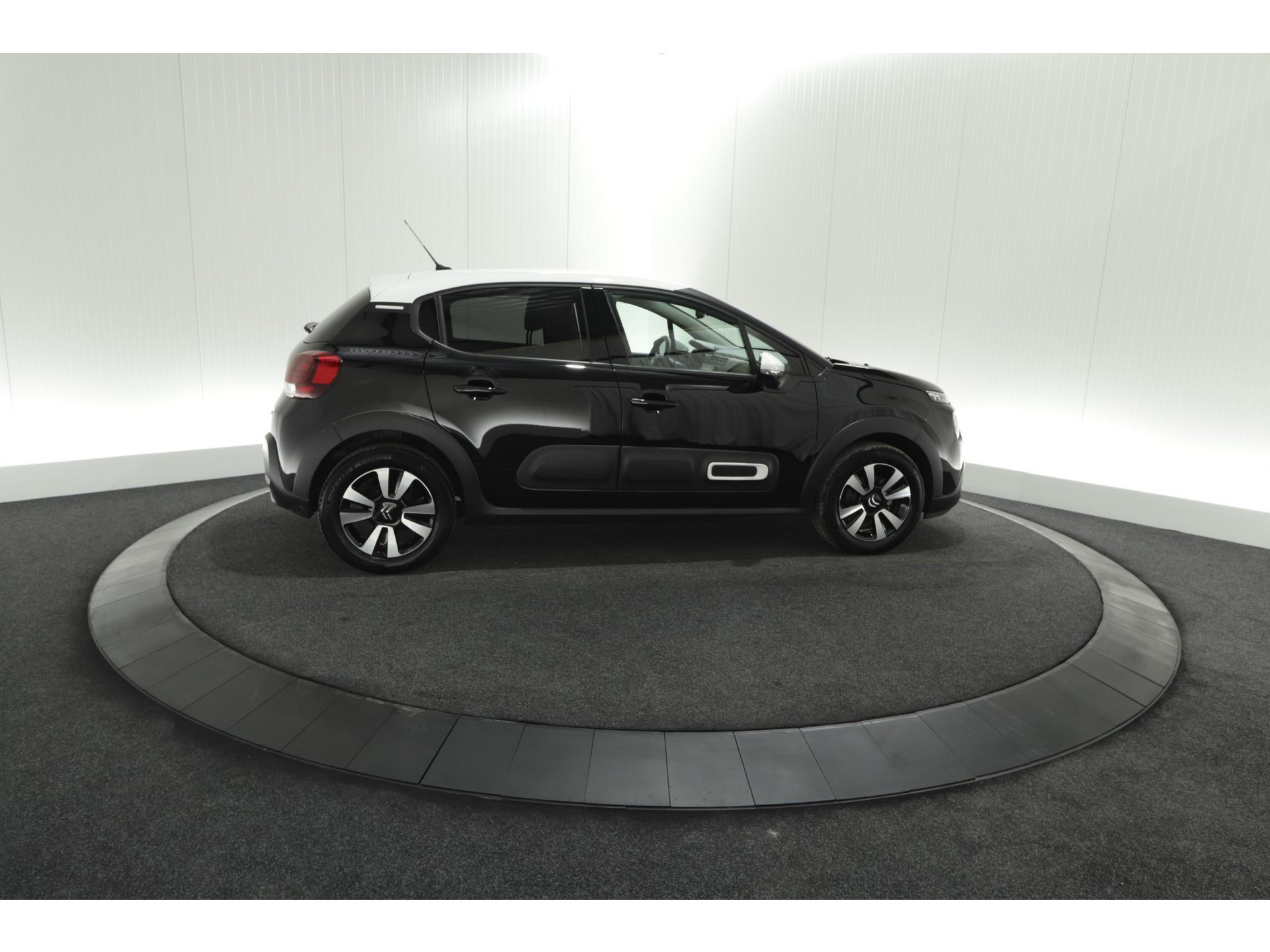 Citroen C3 PureTech 82 Feel Edition | Apple Carplay | Parkeersensoren | Navigatie | Climate Control | 16 Inch Velgen