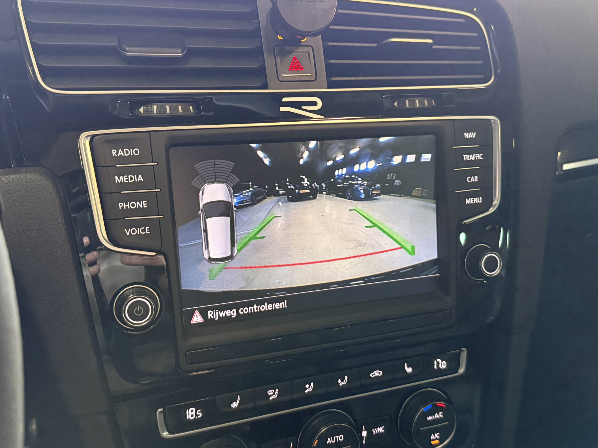 Volkswagen Golf 2.0 TSI R 4Motion | Camera | Panoramadak | 300PK | Stoelverwarming | Leder