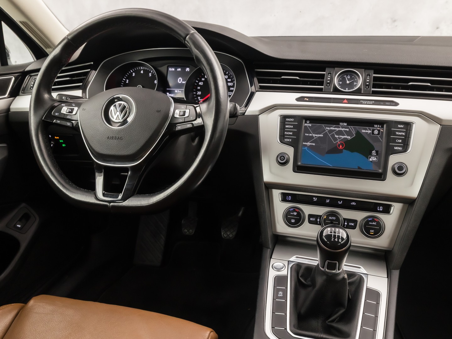 Volkswagen Passat Variant 1.4 TSI Sport (NAVIGATIE, CLIMATE, BRUIN LEDER, KEYLESS, PARKEERSENSOREN, SPORTSTOELEN, CRUISE, NIEUWE APK, NIEUWSTAAT)