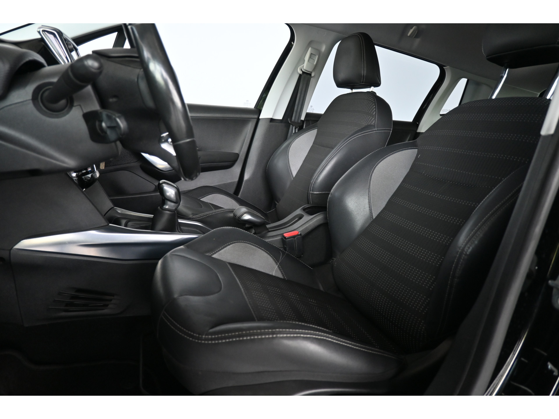 Peugeot 2008 1.6 e-HDi Blue Lease Executive Nap! Clima Navigatie Cruise control Lichtmetaal 100% Onderhouden! Inruil Mogelijk!