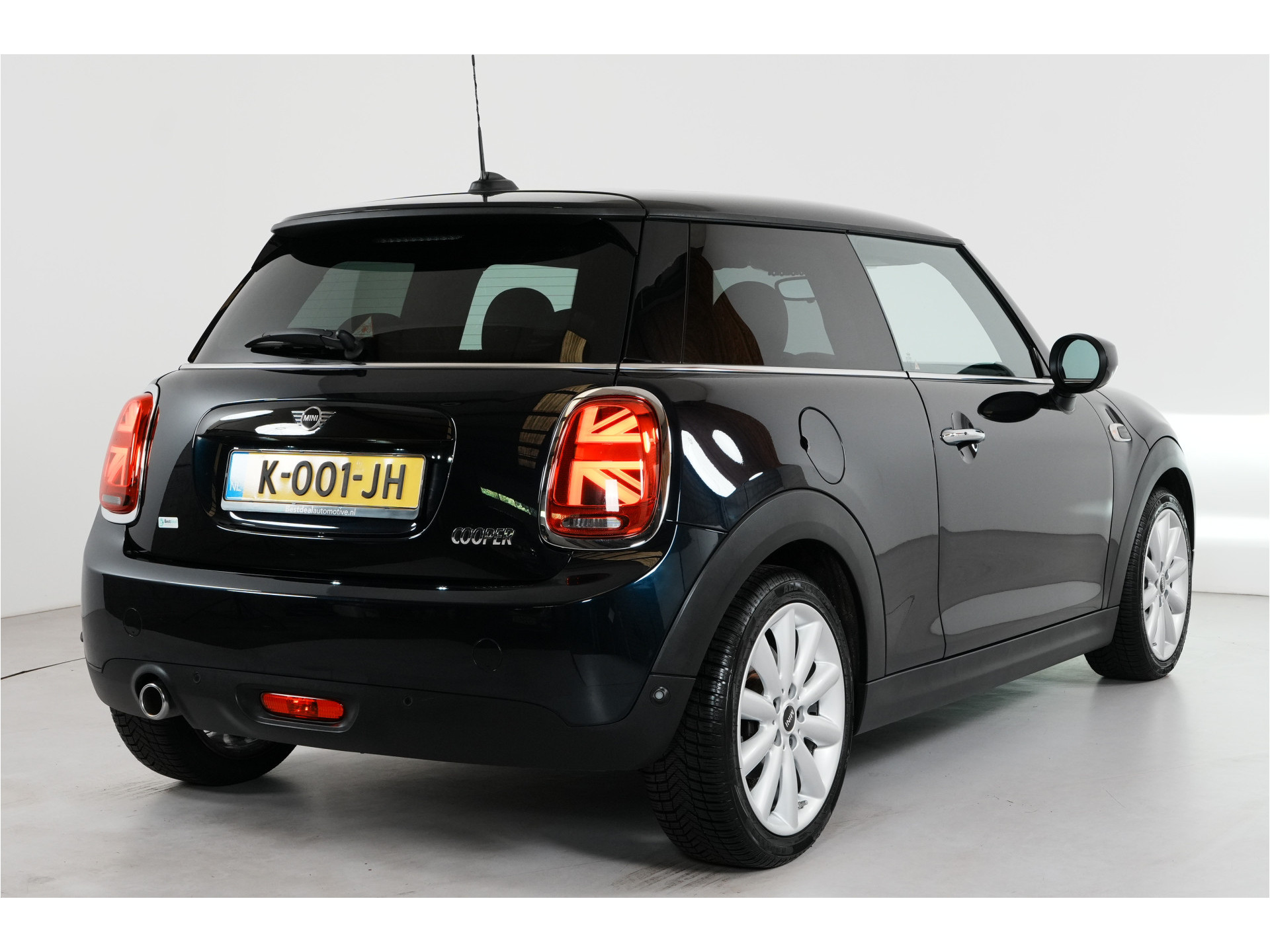 MINI 3-Deurs 1.5 Cooper Chili | Pano | Leder | Stl. verw. | PDC | Sportstoelen |