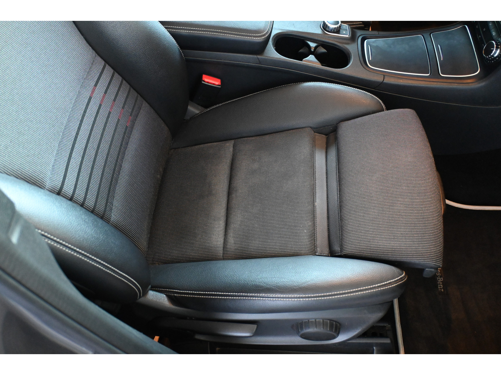 Mercedes-Benz B-klasse 180 Ambition Automaat Cruise Airco Navigatie Trekhaak Panoramdak 1e Eigenaar Inruil Mogelijk!