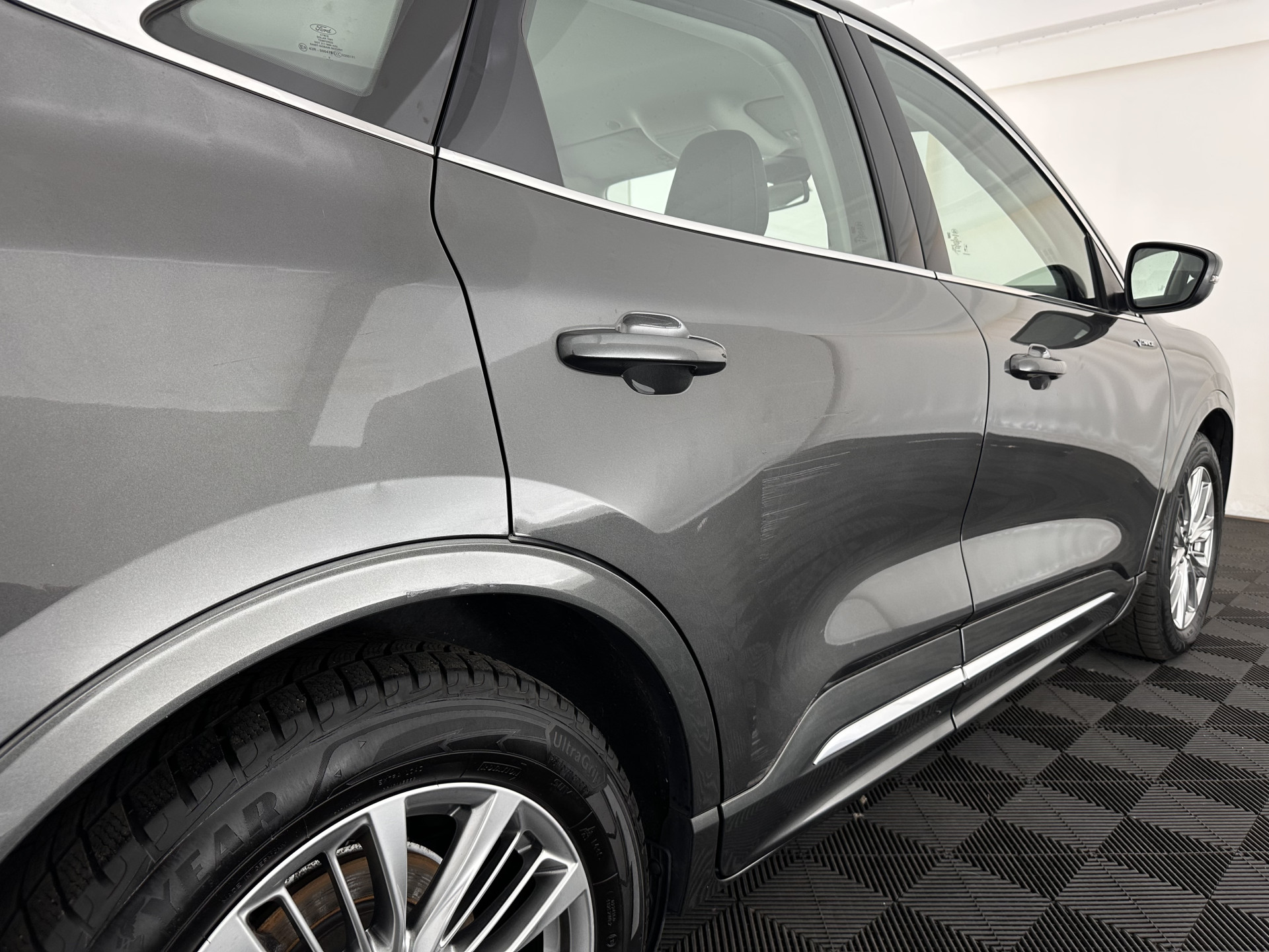 Ford Kuga 2.5 PHEV Vignale (Plug-In) (INCL-BTW) Aut. *HEAD-UP | LEATHER | DIGI-COCKPIT | FULL-LED | KEYLESS | DAB | CARPLAY | NAVI-FULLMAP | MEMORY-PACK | HEATED-COMFORTSEATS | PRIVACYGLASS | TOWBAR | 18''ALU*