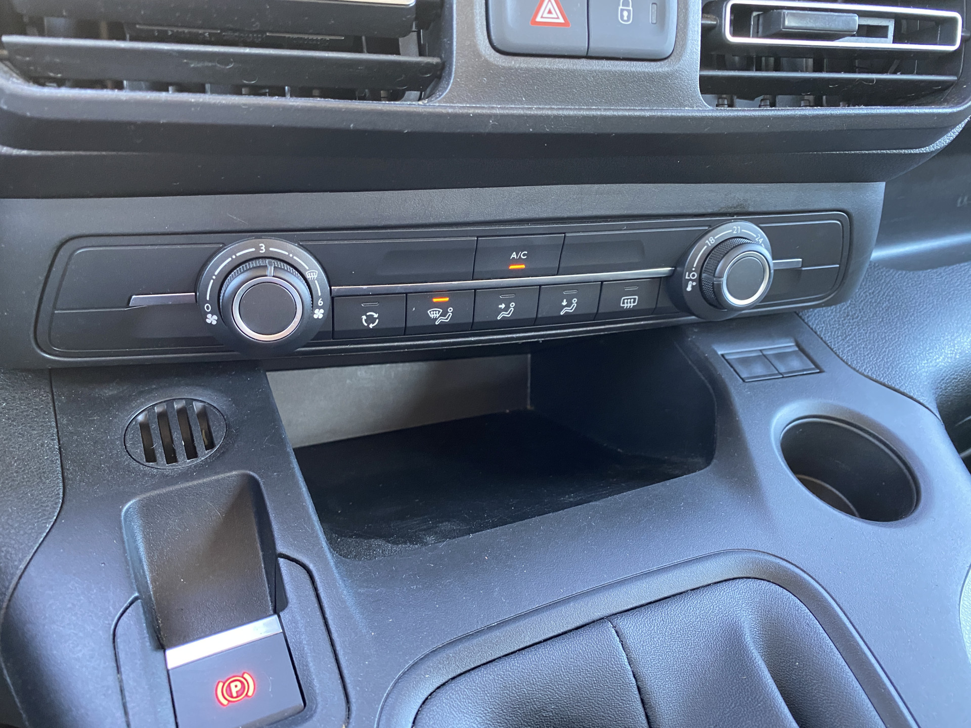 Citroën Berlingo 1.2 PureTech Feel | dealer onderh. | navigatie | cruise control | airco | parkeersensoren | all season banden