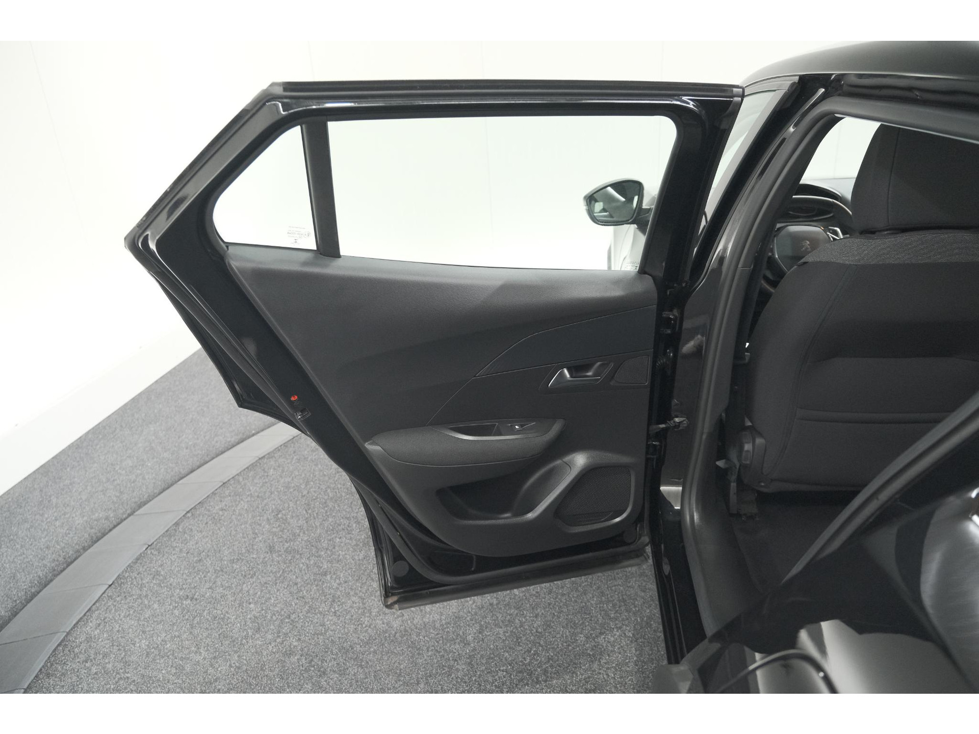 Peugeot 2008 PureTech 130 EAT8 Active | Parkeersensoren | Navigatie | Apple Carplay