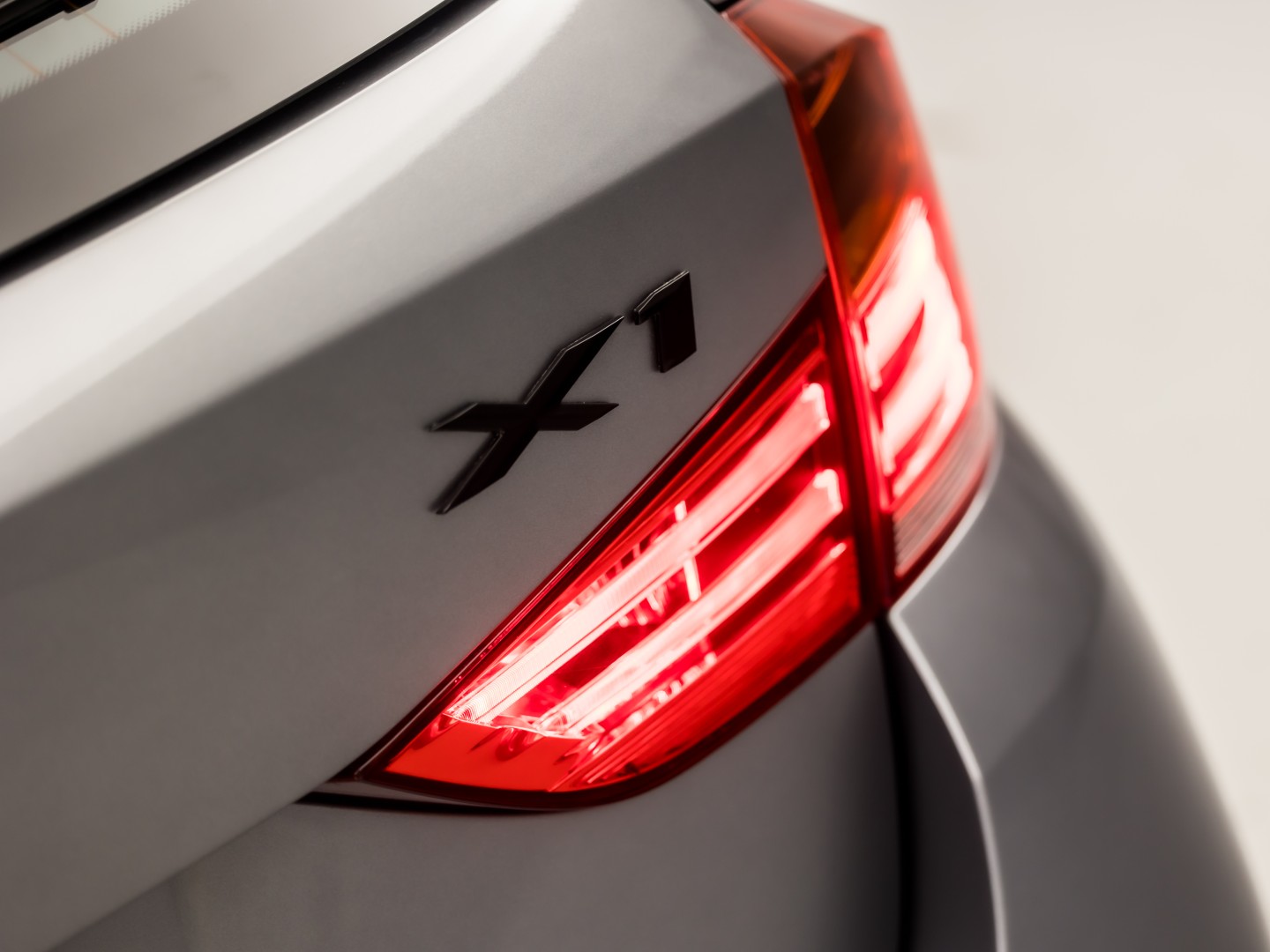 BMW X1 sDrive20i M Sport 184Pk Automaat (GROOT NAVI, CLIMATE, ALCANTARA, TREKHAAK, SPORTSTOELEN, XENON, ZWART HEMEL, PARKEERSENSOREN, NIEUWSTAAT)
