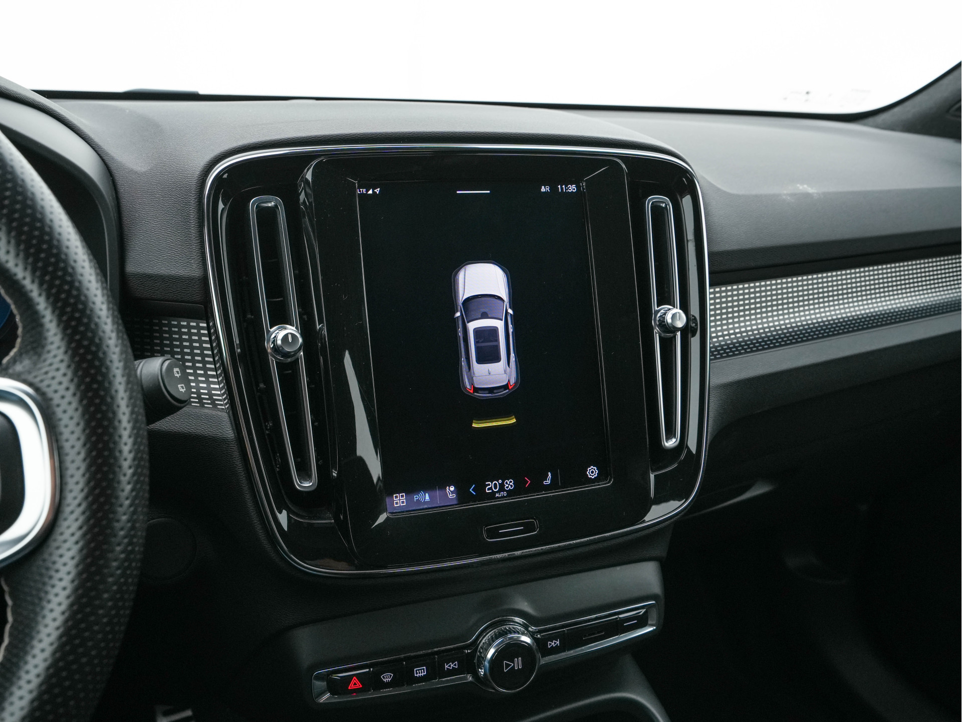 Volvo XC40 Recharge P8 AWD R-Design [ 3-Fase ] {SOH-89%} (INCL-BTW) *LEATHER-ALCANTARA | DIGI-COCKPIT | FULL-LED | PREMIUM-AUDIO | TOP-VIEW | CARPLAY | NAVI-FULLMAP | ECC | PDC | KEYLESS | HEATED-SPORTSEATS | BLIS | PRIVACY-GLASS | TOWBAR | 19 "ALU