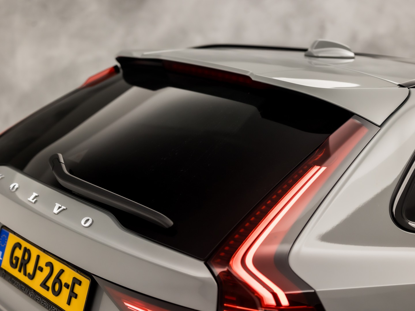 Volvo V90 2.0 T6 Plug-in hybrid AWD Ultimate Dark 350Pk Automaat (PANORAMADAK, HARMAN/KARDON, LUCHTVERING, MEMORY SEATS, 360 CAMERA, HEAD-UP DISPLAY, STUUR/STOELVERWARMING, ZWART HEMEL, NIEUWSTAAT)