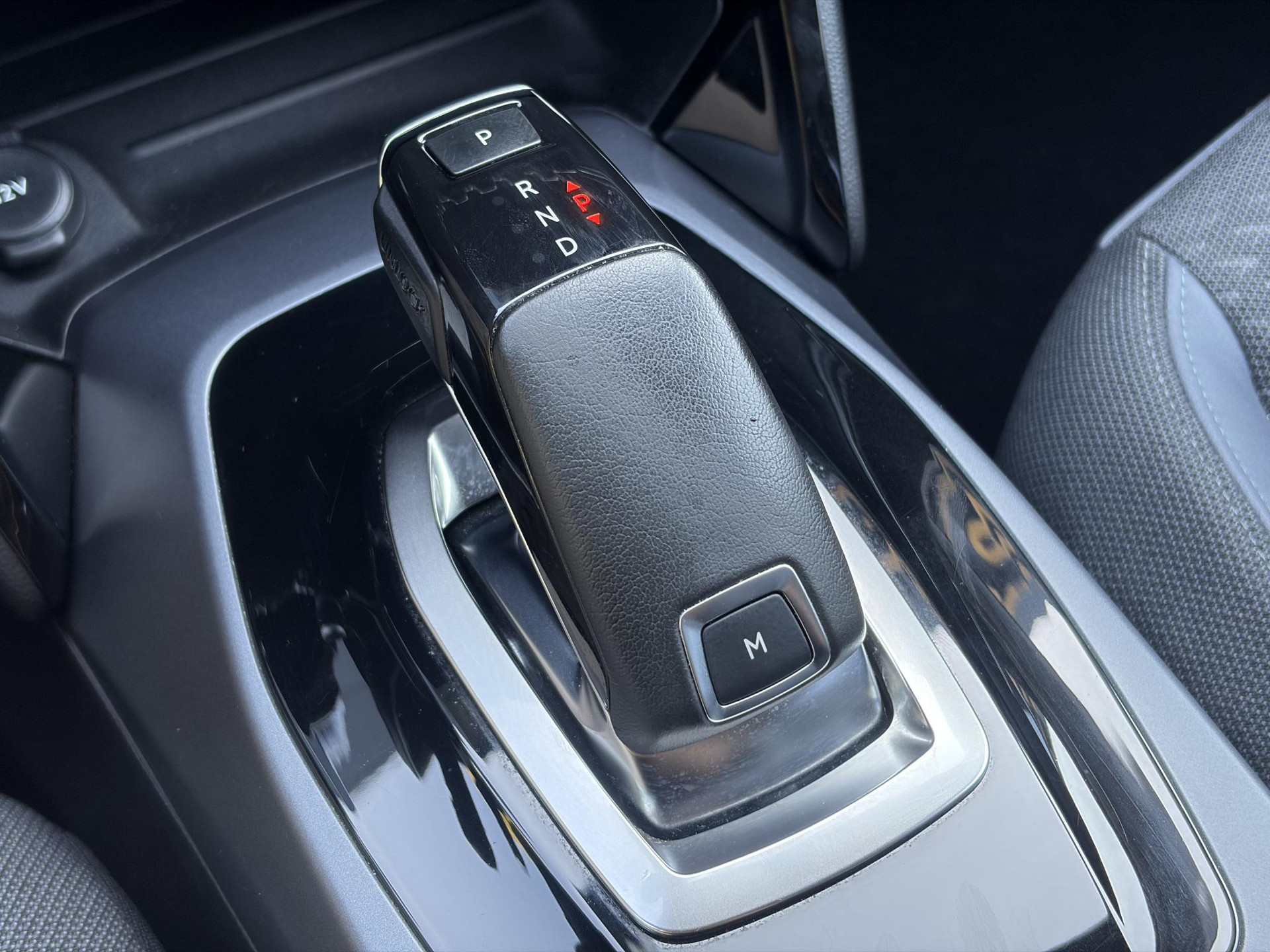 Peugeot 2008 1.2 PureTech Allure ✓Recent beurt gehad✓D-riem vv in 06-2025✓360° Camera✓Draadloze telefoonlader✓Carplay✓Keyless✓Automaat✓Trekhaak✓Halfleder✓Navi✓Clima✓Cruise✓131pk✓Lm velgen✓2e Eigenaar✓Pdc V+A✓Rijstrooksensor✓N.A.P✓Apk tot 04-2028