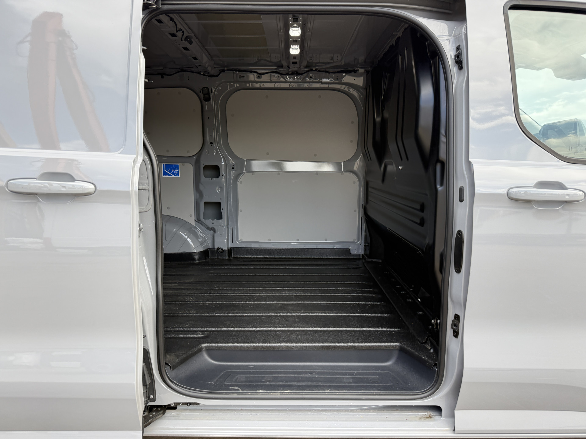 Ford e-Transit Custom 65 kWh 218PK Elektrisch 344km WLTP 2300kg Trekvermogen BEV Snelladen Stoelverwarming LED Cruise Control Camera Carplay Parkeersensoren v+a