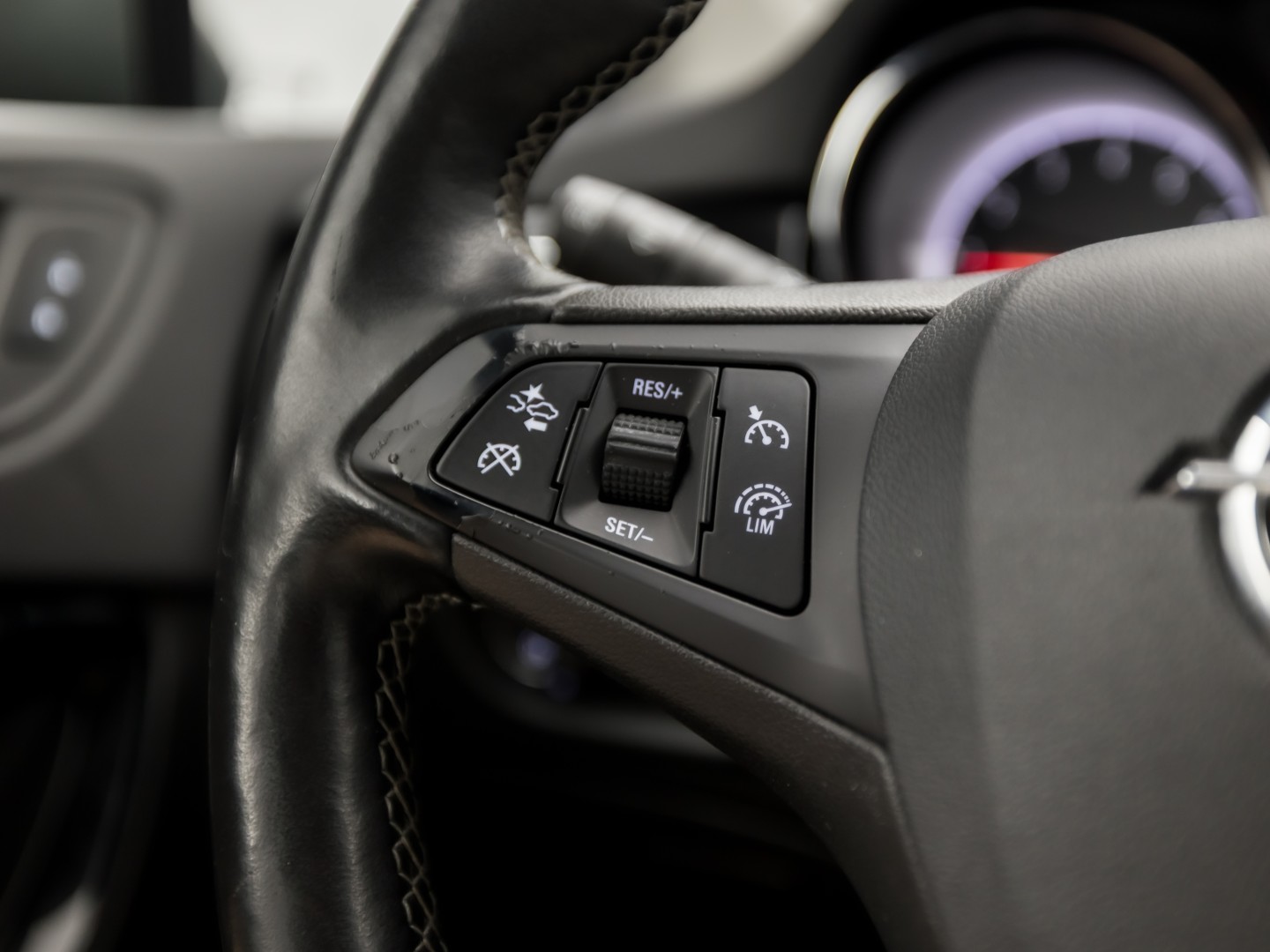 Opel Astra Sports Tourer 1.4 Turbo Innovation Sport 150Pk Automaat (APPLE CARPLAY, NAVIGATIE, CAMERA, STUUR/STOELVERWARMING, SPORTSTOELEN, ADAPTIVE CRUISE, LM VELGEN, NIEUWSTAAT)