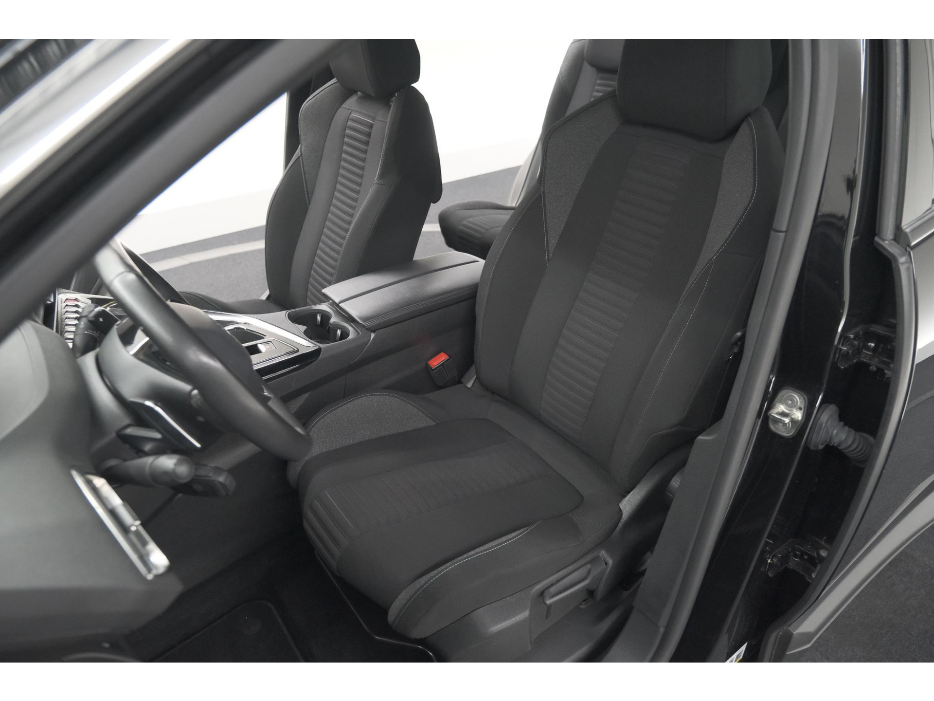 Peugeot 5008 PureTech 130 EAT8 Active Pack Business | 7 Zitplaatsen | Camera | Navigatie | Apple Carplay | Parkeersensoren