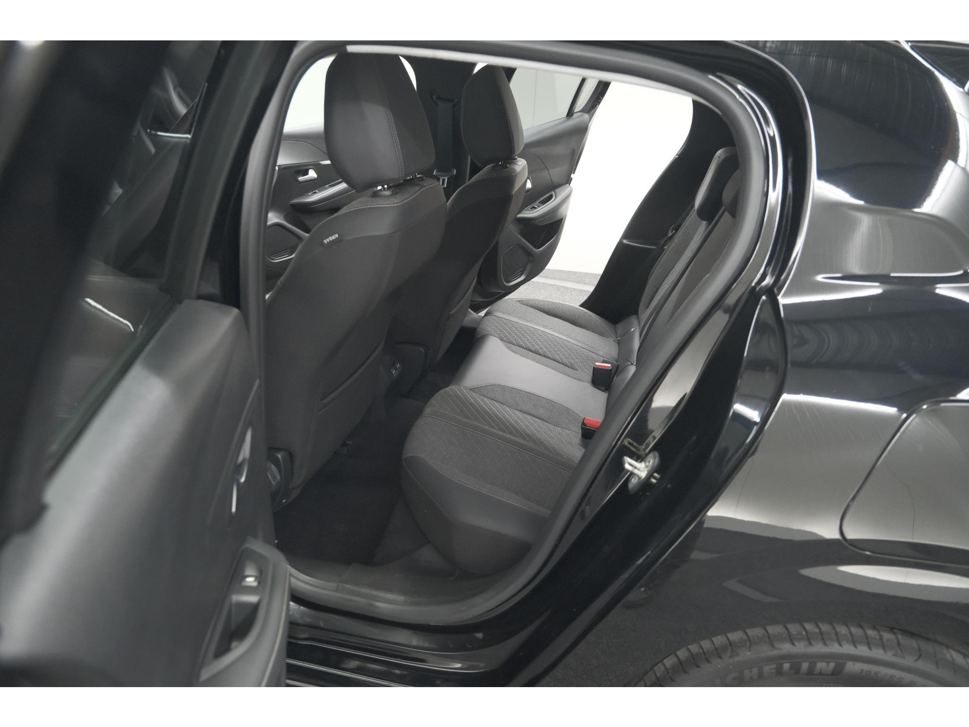 Peugeot 208 PureTech 100 Allure | Parkeersensoren | Navigatie | Apple Carplay