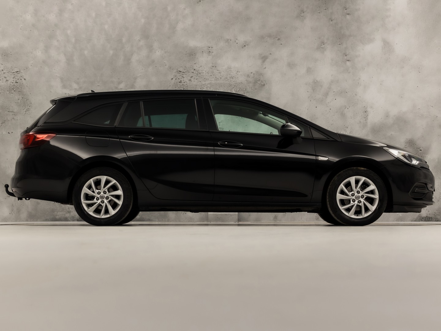 Opel Astra Sports Tourer 1.2 Innovation Sport (APPLE CARPLAY, DIGITALE COCKPIT, GROOT NAVI, CLIMATE, CAMERA, TREKHAAK, SPORTSTOELEN, GETINT GLAS, KEYLESS, ADAPTIVE CRUISE, NIEUWSTAAT)