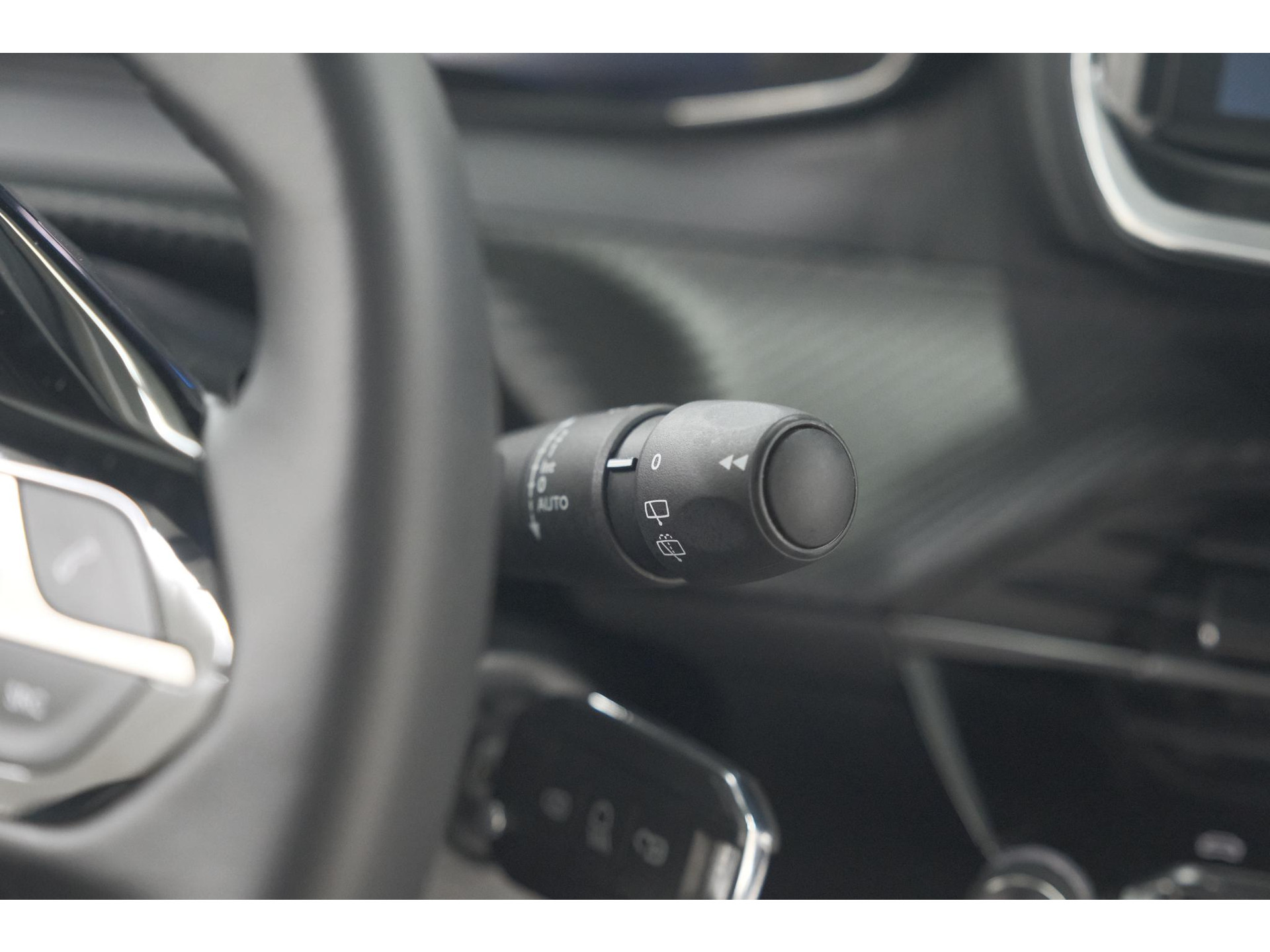 Peugeot 2008 Hybrid 136 e-DCS6 Allure | 360 Camera | Adaptieve Cruise Control | Dodehoekdetectie | Navigatie