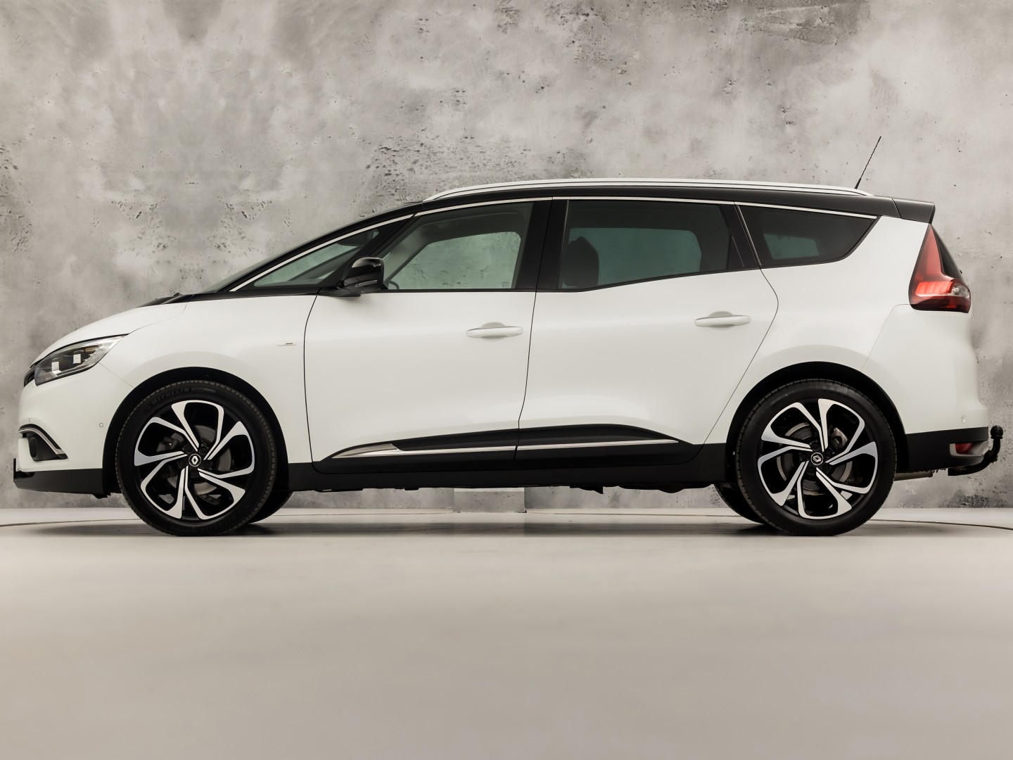 Renault Grand Scénic 1.3 TCe Bose 7 Persoons (PANORAMADAK, APPLE CARPLAY, GROOT NAVI, LEDER, SPORTSTOELEN, GETINT GLAS, BOSE AUDIO, CAMERA, NIEUWE APK, NIEUWSTAAT)