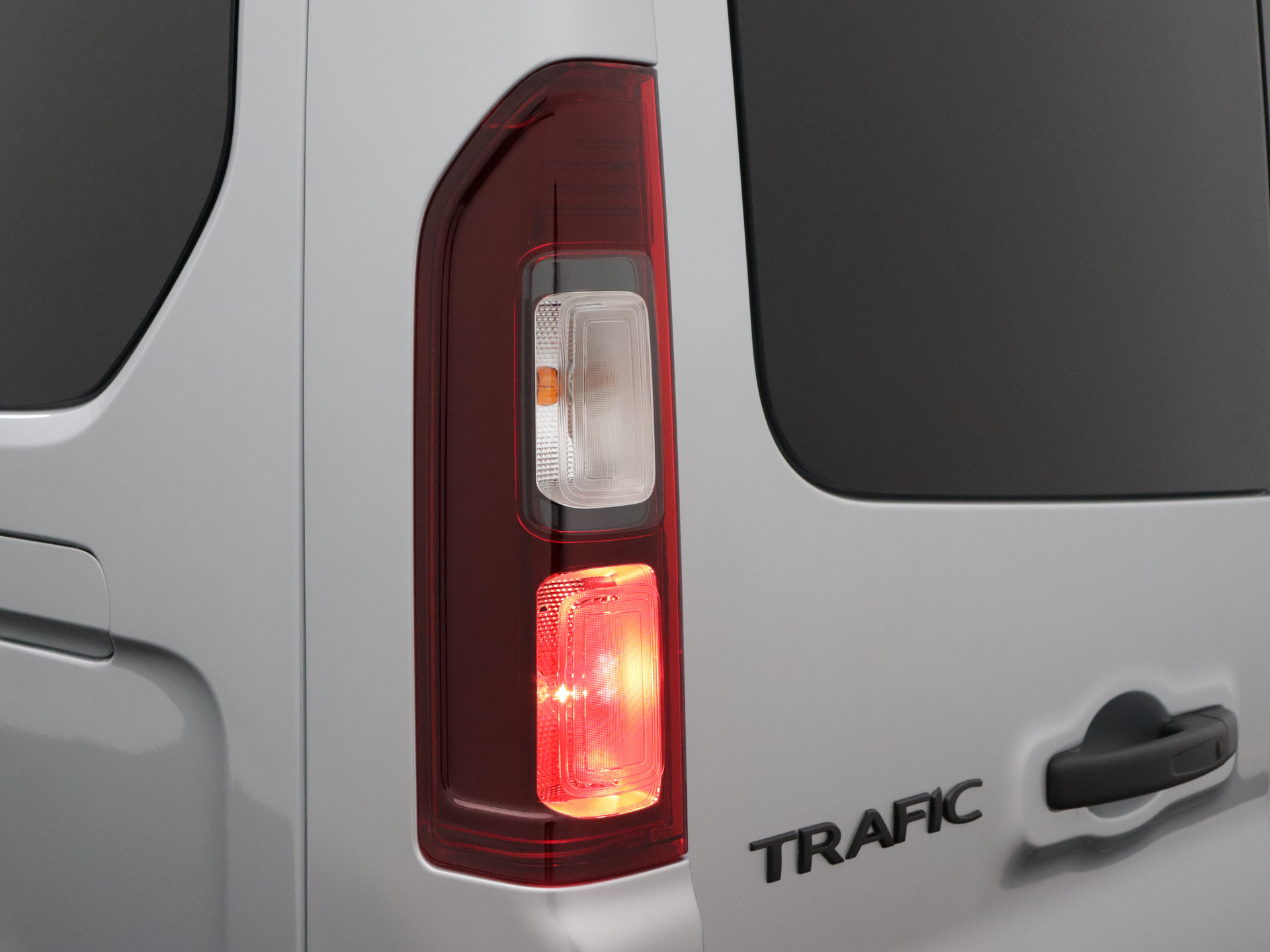 Renault Trafic 170PK L2H1 | 2 SCHUIFDEUREN | Luxe | DC DUBBEL CABINE BLACK EDITION | FULL OPTION | NAVIGATIE | CAMERA | KEYLESS | PARKEERSENSOREN