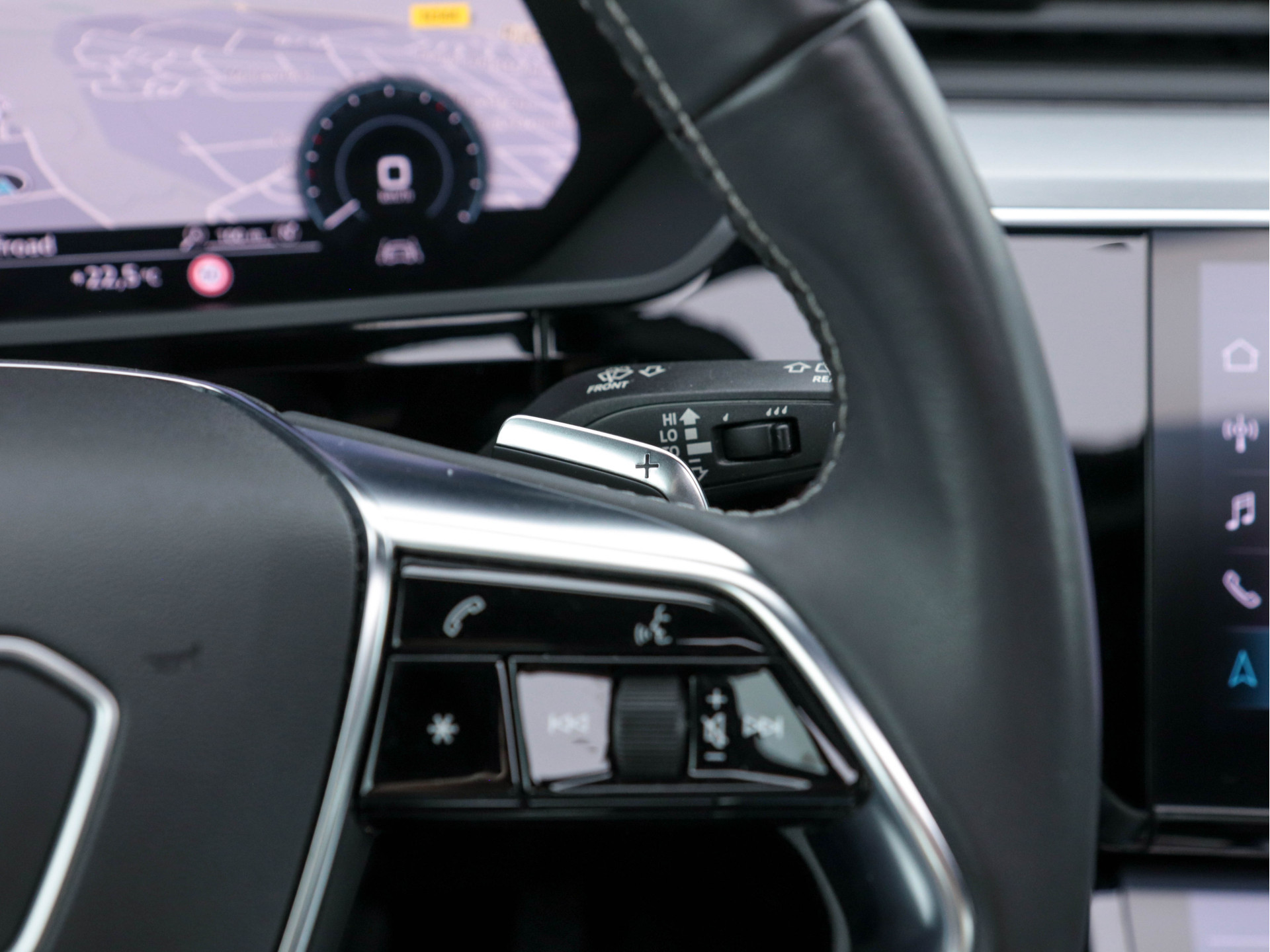 Audi e-tron 55 Quattro S-line 95 kWh [ 3-Fase ] (INCL-BTW) *PANO | FULL-LED | NAVI-FULLMAP | KEYLESS | LEATHER-ALCANTARA | AIR-SUSPENSION | CRUISE | DIGI-COCKPIT | MEMORY-PACK | SHIFT-PADDLES | HEATED-SPORTSEATS | 20"ALU*