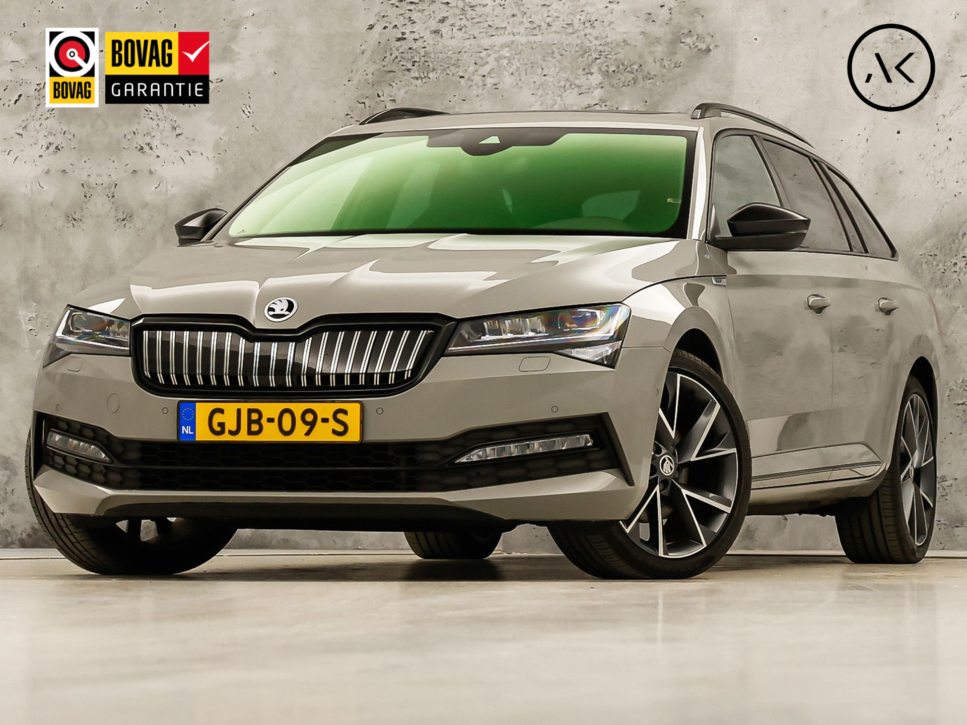 Škoda Superb Combi 1.4 TSI iV Sportline 218Pk Automaat (PANORAMADAK, 360 CAMERA, VIRTUAL COCKPIT, MEMORY SEATS, CANTON AUDIO, STOELVERWARMING, ADAPTIVE CRUISE, SFEERVERLICHTING, APPLE CARPLAY, NIEUWSTAAT)
