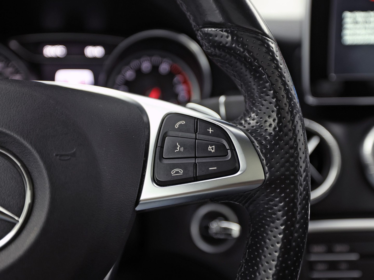 Mercedes-Benz CLA-Klasse 200 AMG Sport 156Pk Automaat (PANORAMADAK, GROOT NAVI, LEDER, STOELVERWARMING, SPORTSTOELEN, PARKEERSENSOREN, CRUISE, NIEUWSTAAT)