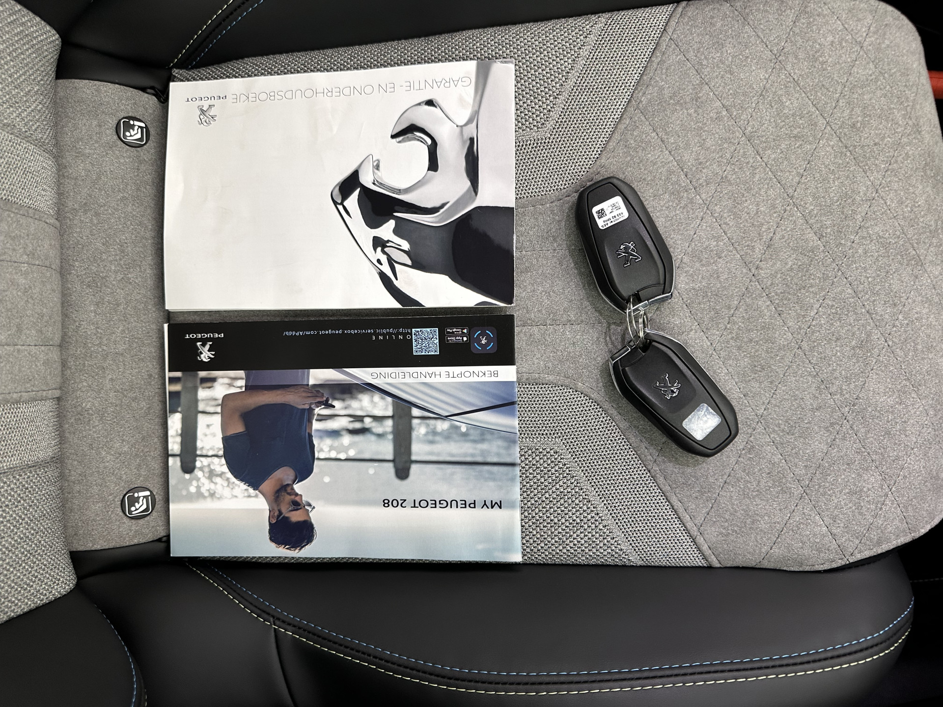 Peugeot e-208 EV GT 350 50 kWh [ 3-Fase ] {SOH-88%} (INCL-BTW) *HEATPUMP | LEATHER-ALCANTARA | FULL-LED | DIGI-COCKPIT | BLINDSPOT | CAMERA | AMBIENT-LIGHT | NAVI-FULLMAP | LANE-ASSIST | KEYLESS | DAB | PRIVACY-GLASS | HEATED-SPORTSEATS | ...