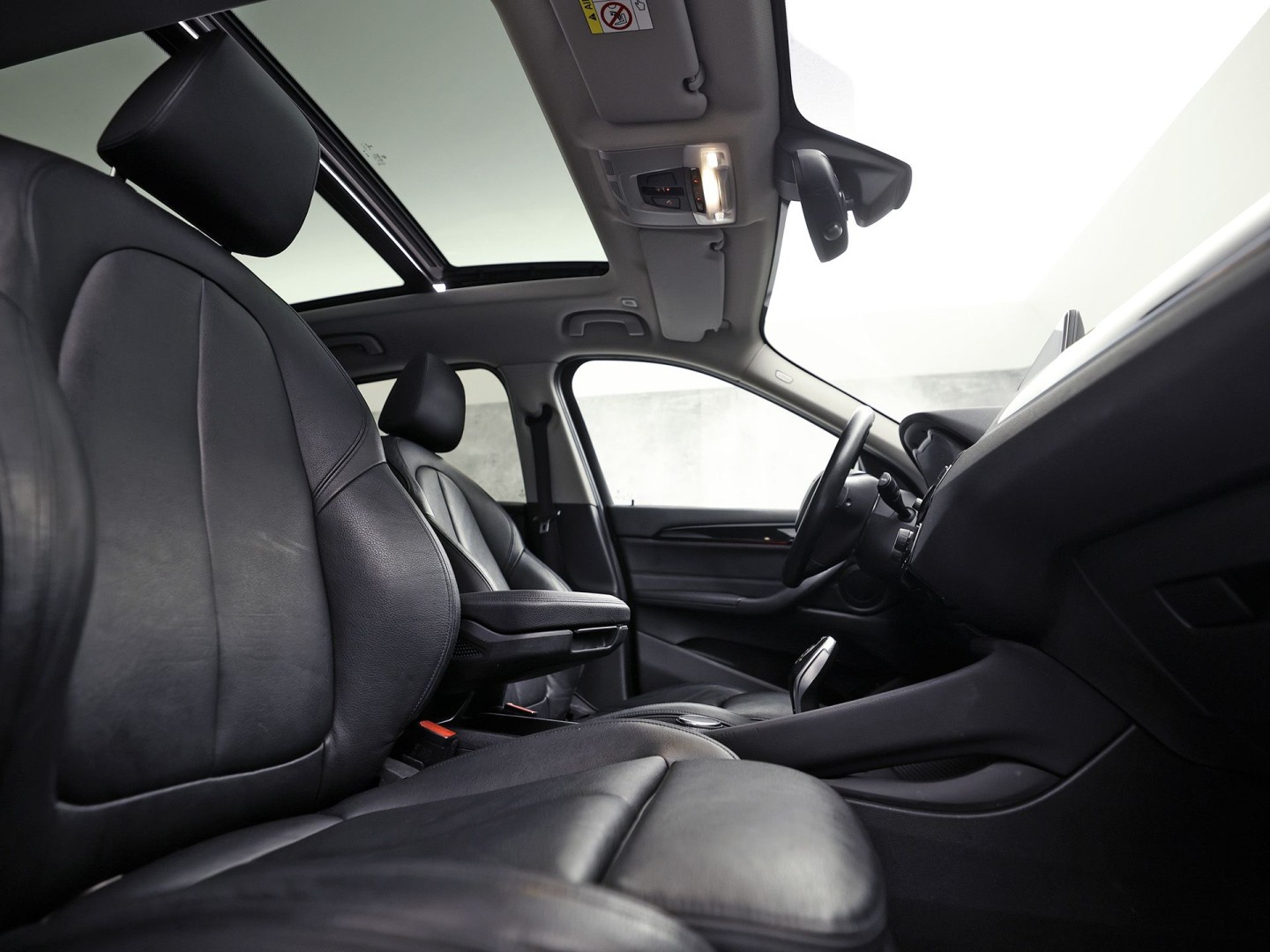 BMW X1 sDrive18i Sport High Executive 140Pk Automaat (PANORAMADAK, GROOT NAVI, MEMORY SEAT, LEDER, CAMERA, SPORTSTOELEN, TREKHAAK, STOELVERWARMING, NIEUWSTAAT)