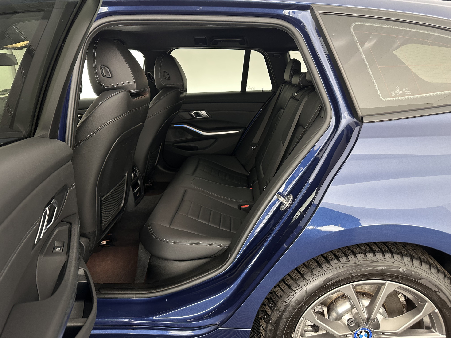 BMW 3-serie Touring 320e Business Edition Plus [Plug-In] (INCL-BTW) Aut. *LEATHER | FULL-LED | HEATED-SPORTSEATS | DIGI-COCKPIT | HIFI-SOUND | NAVI-FULLMAP | PRIVACYGLASS | PDC | AMBIENTLIGHT | DAB | KEYLESS | TOWBAR | 17"ALU* *