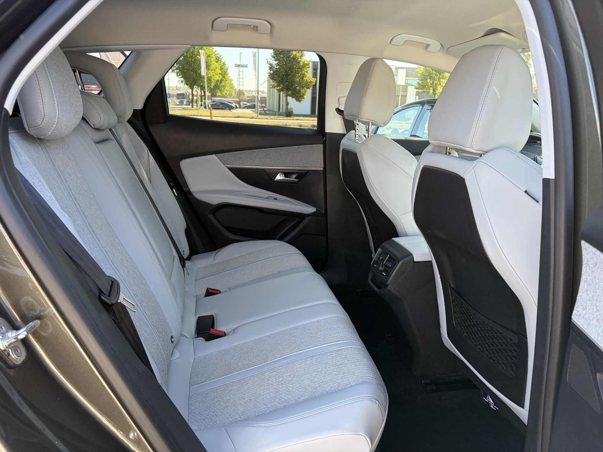 Peugeot 3008 1.2 PureTech Allure 2e Eigenaar l D-riem vv in 2023 l 360° Camera l Carplay l Dealer Onderhouden l Keyless l Stoelverwarming l Dodehoek l 6 Bak l Pdc V+A l 131pk l Bj 12-2017 l 19'' Lmv l Apk tot 12-2026