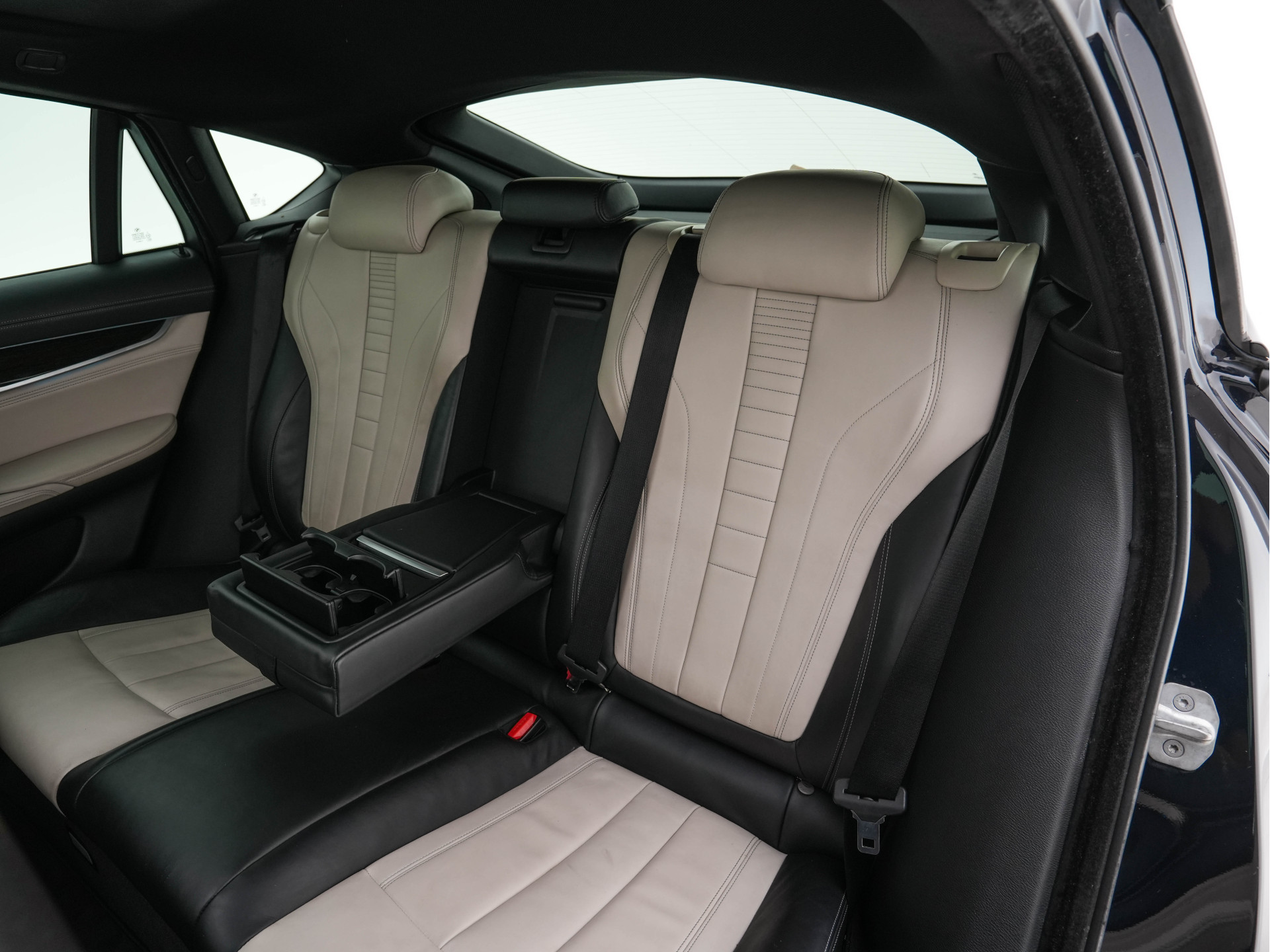 BMW X6 xDrive50i High-Executive M-Sportpack Aut. *PANO | HEAD-UP | TWO-COLOUR-LUXURYLEATHER | FULL-LED | MEMORY-PACK | HARMAN/KARDON-SOUNDSYSTEM |  | BLIND-SPOT | KEYLESS | CAMERA | COMFORT-SEATS | SOFT-CLOSE | 20''ALU*