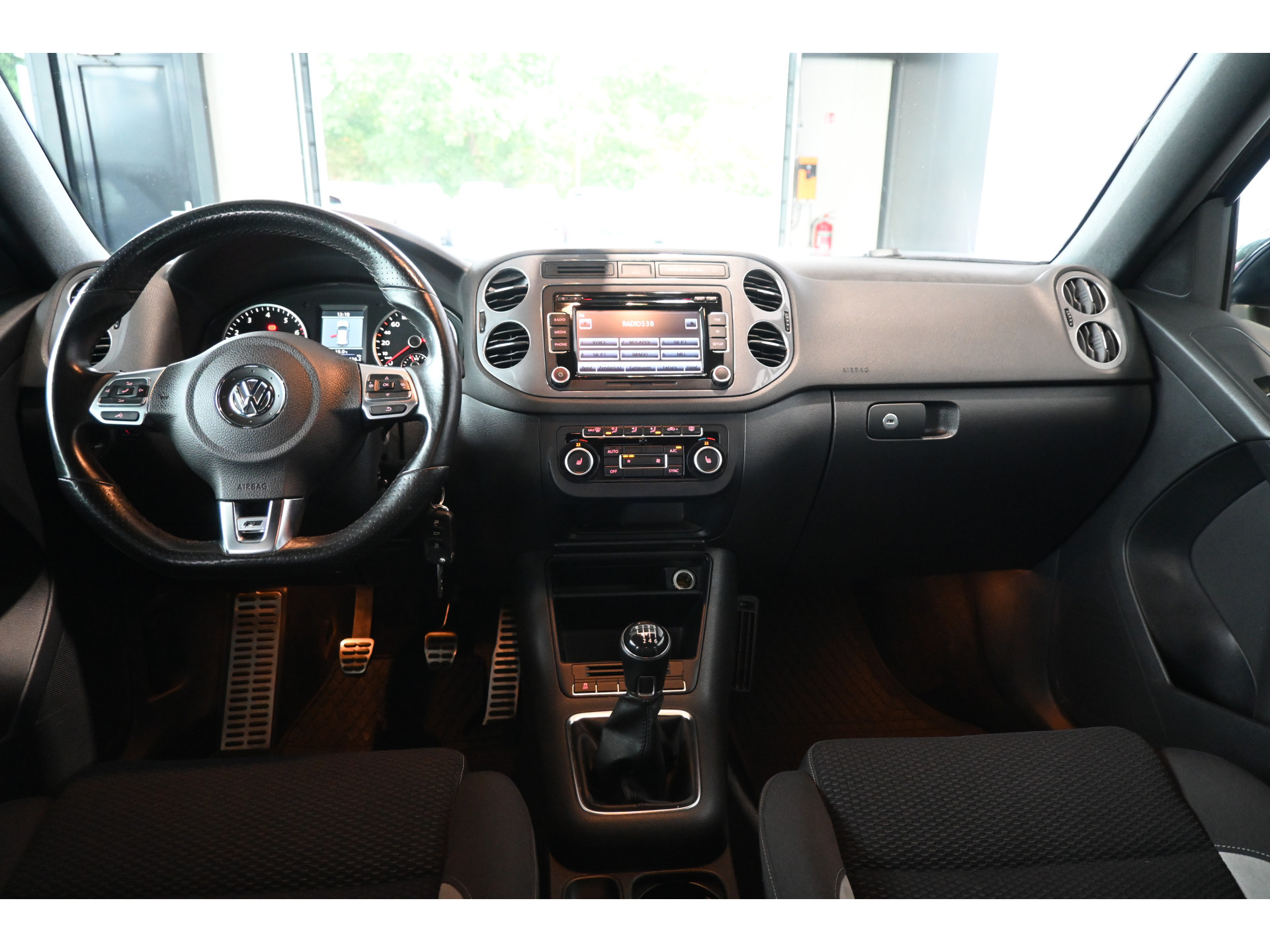 Volkswagen Tiguan 1.4 TSI Sport&Style 4Motion R-line Edition Clima Navigatie Stoelverwarming Goed Onderhouden! Inruil Mogelijk!